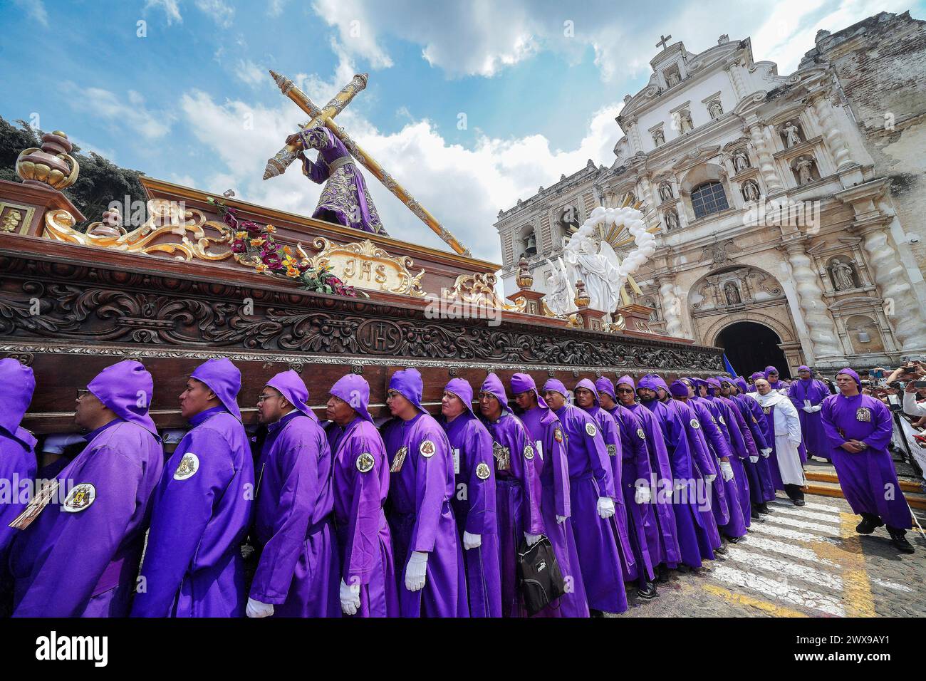 Antigua, Guatemala. 28 mars 2024. Les Costaleros transportent l'énorme flotteur processionnel Jesús Nazareno del Perdón depuis l'église San Francisco El Grande à Semana Santa, le 28 mars 2024 à Antigua, Guatemala. Les processions opulentes, les algèbres détaillées et les traditions séculaires attirent plus d'un million de personnes dans l'ancienne capitale. Crédit : Richard Ellis/Richard Ellis/Alamy Live News Banque D'Images