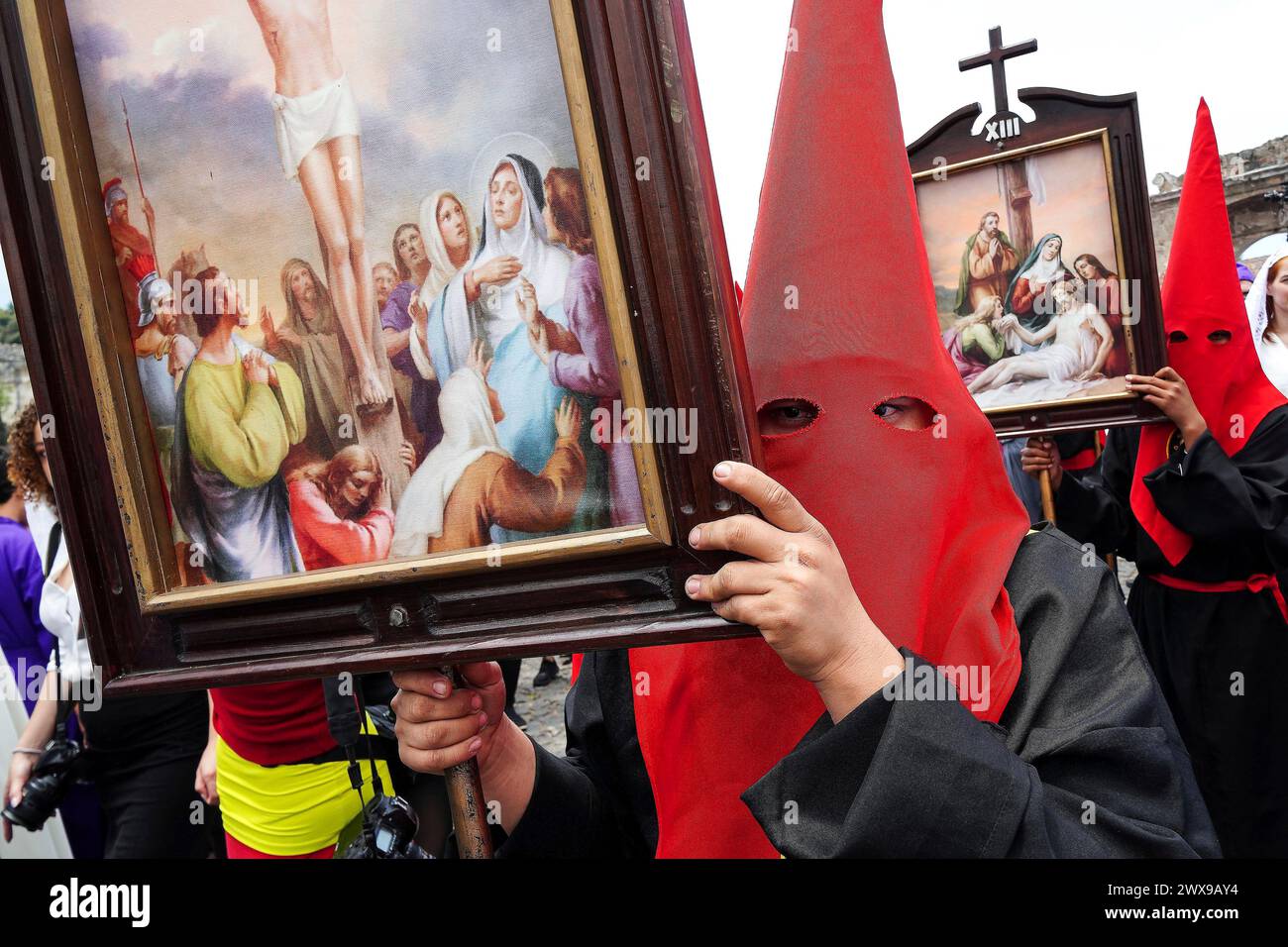 Antigua, Guatemala. 28 mars 2024. Confradias à capuche lors de la procession de Jesús Nazareno del Perdón depuis l'église San Francisco El Grande à Semana Santa, le 28 mars 2024 à Antigua, Guatemala. Les processions opulentes, les algèbres détaillées et les traditions séculaires attirent plus d'un million de personnes dans l'ancienne capitale. Crédit : Richard Ellis/Richard Ellis/Alamy Live News Banque D'Images