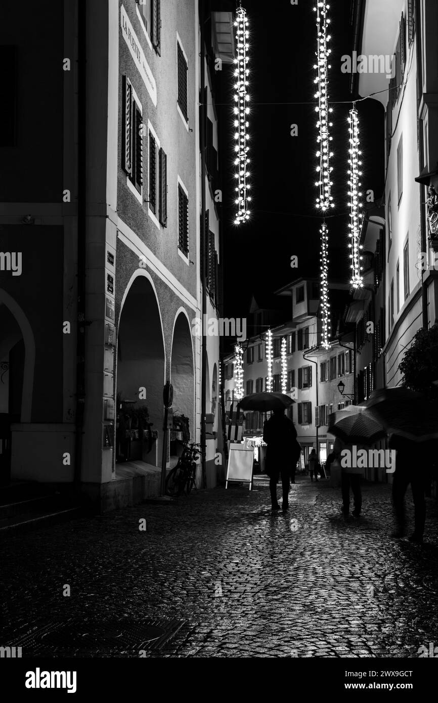 Photo de rue monochrom de Rapperswil en hiver avec des lumières de noël dans les rues Banque D'Images