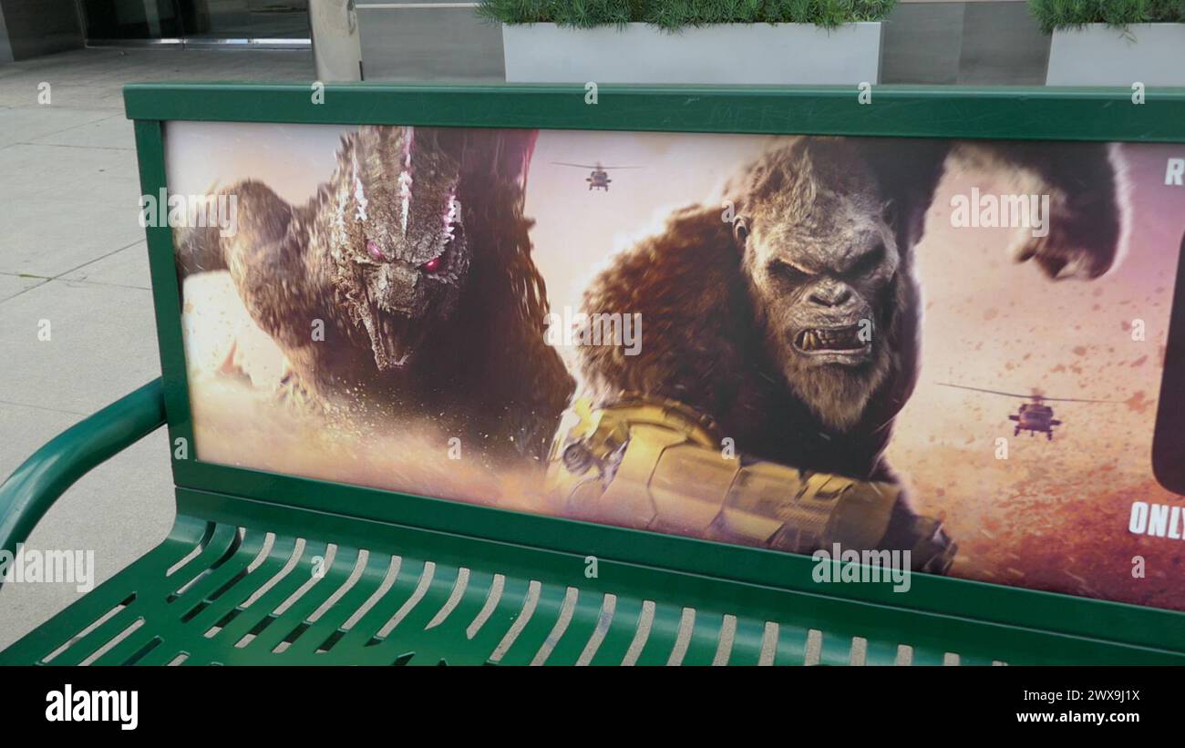 Los Angeles, Californie, USA 28 mars 2024 Godzilla X Kong le New Empire bus Bench le 28 mars 2024 à Los Angeles, Californie, USA. Photo de Barry King/Alamy Stock photo Banque D'Images