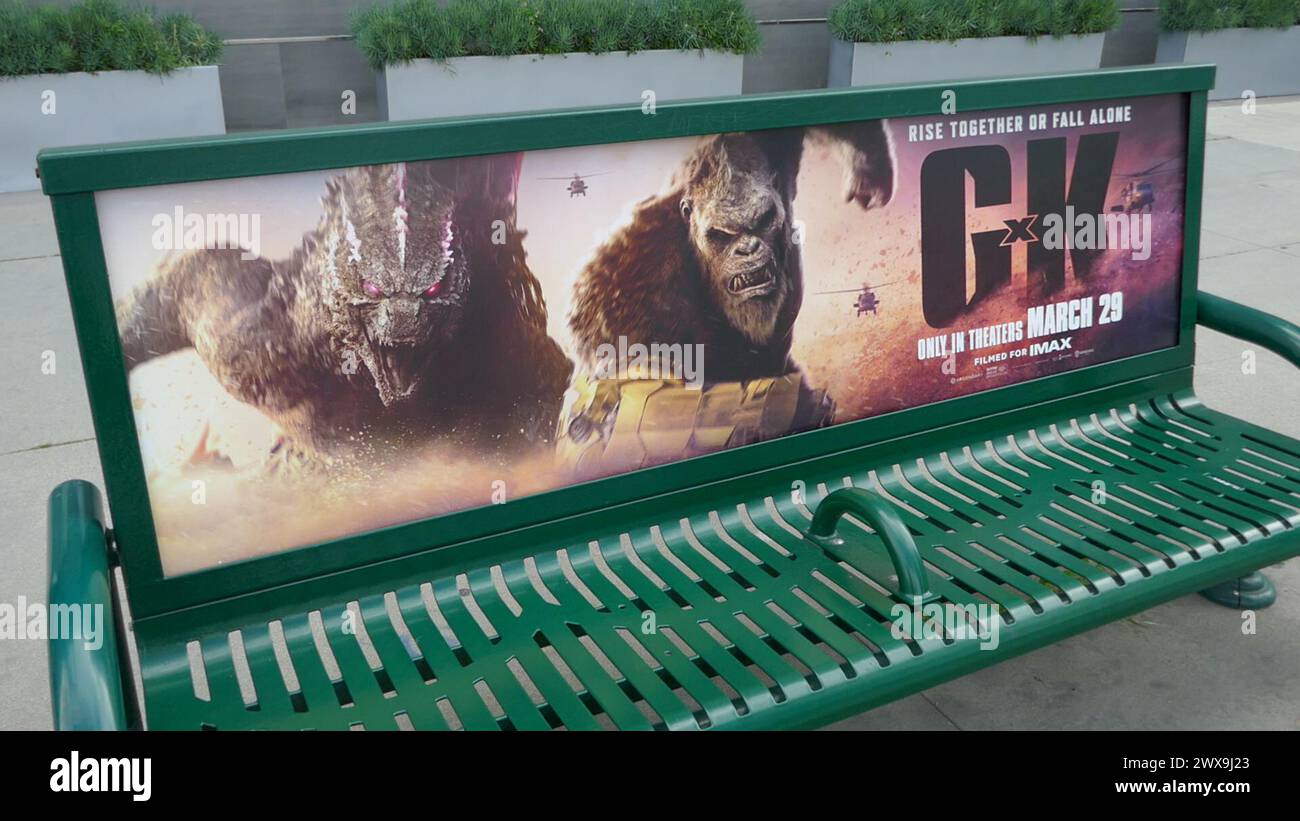 Los Angeles, Californie, USA 28 mars 2024 Godzilla X Kong le New Empire bus Bench le 28 mars 2024 à Los Angeles, Californie, USA. Photo de Barry King/Alamy Stock photo Banque D'Images