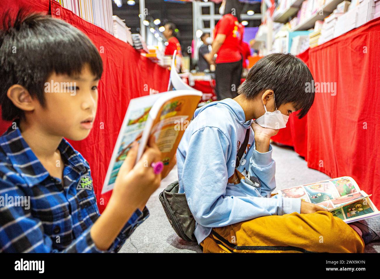 Bangkok, Thaïlande. 28 mars 2024. Les visiteurs lisent des livres à la Foire internationale du livre de Bangkok 2024 à Bangkok, Thaïlande, le 28 mars 2024. La foire du livre a débuté ici jeudi et durera jusqu'au 8 avril. Crédit : Wang Teng/Xinhua/Alamy Live News Banque D'Images