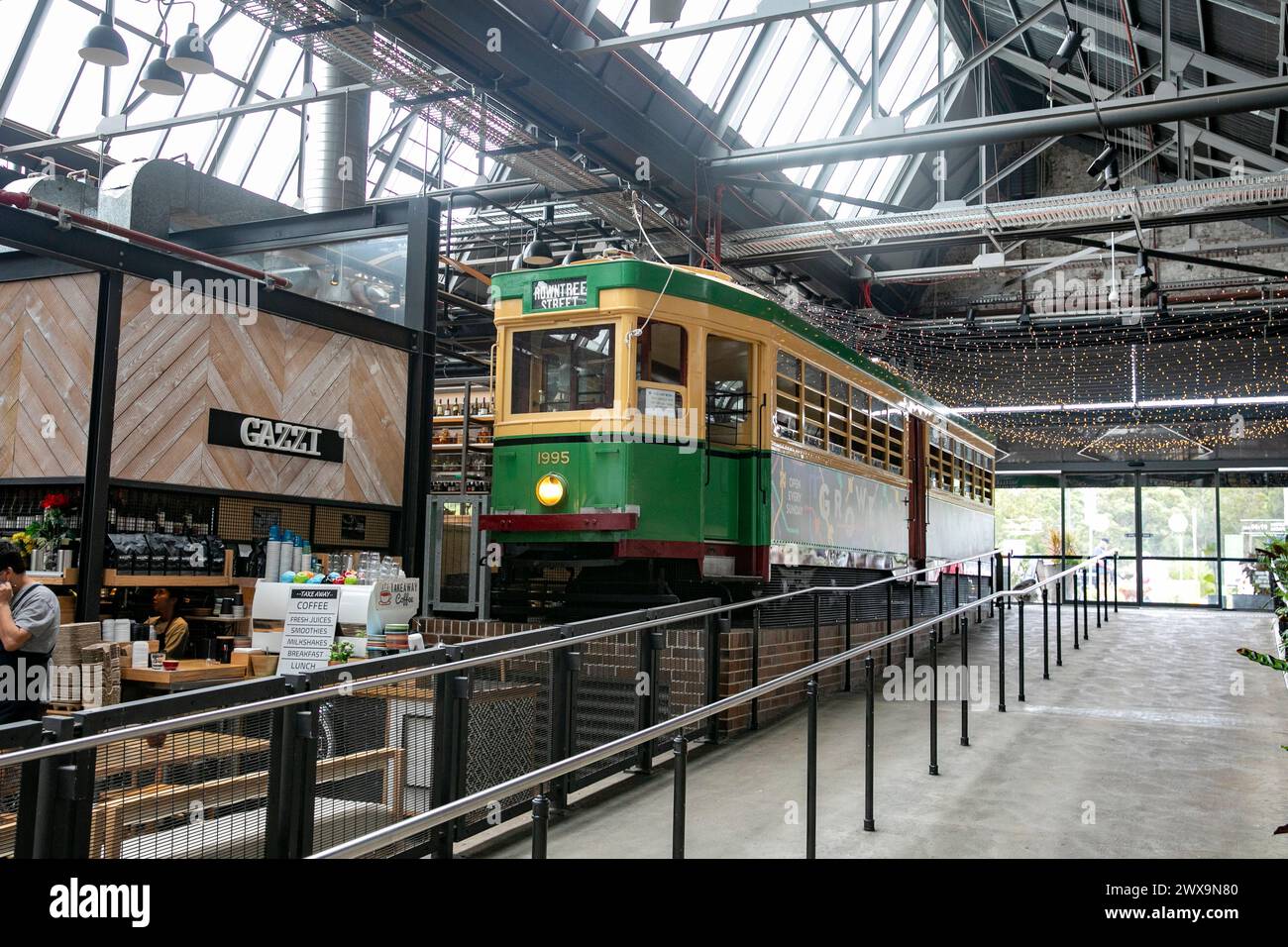 Le tramway de Sydney met à la disposition de la nourriture et des cafés dans le Forest Lodge près de Glebe, conversion de l'ancien dépôt de tramways de Rozelle, aujourd'hui quartier de vente au détail, Sydney, Australie Banque D'Images