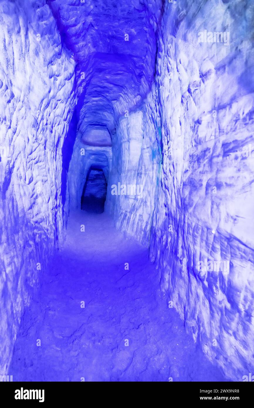 C'est le 150e anniversaire de la dérive minière de sable, grève Drive - Headway, tir dans les tons rouges et bleus pour les spelunkers (tourisme de grotte) Banque D'Images