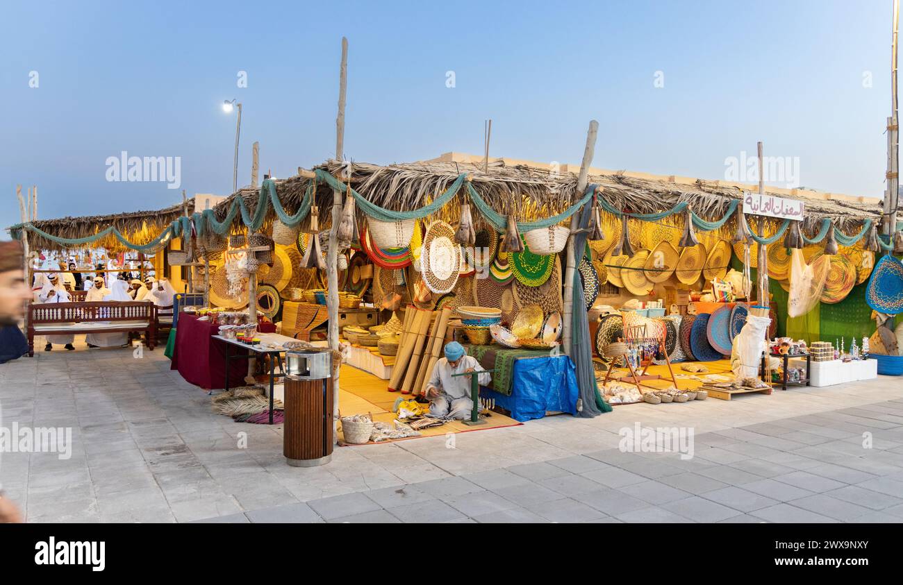Produits du patrimoine du Golfe vendus dans le village culturel de Katara lors du 12ème Festival de boutre traditionnel de Katara, Doha, Qatar. Banque D'Images