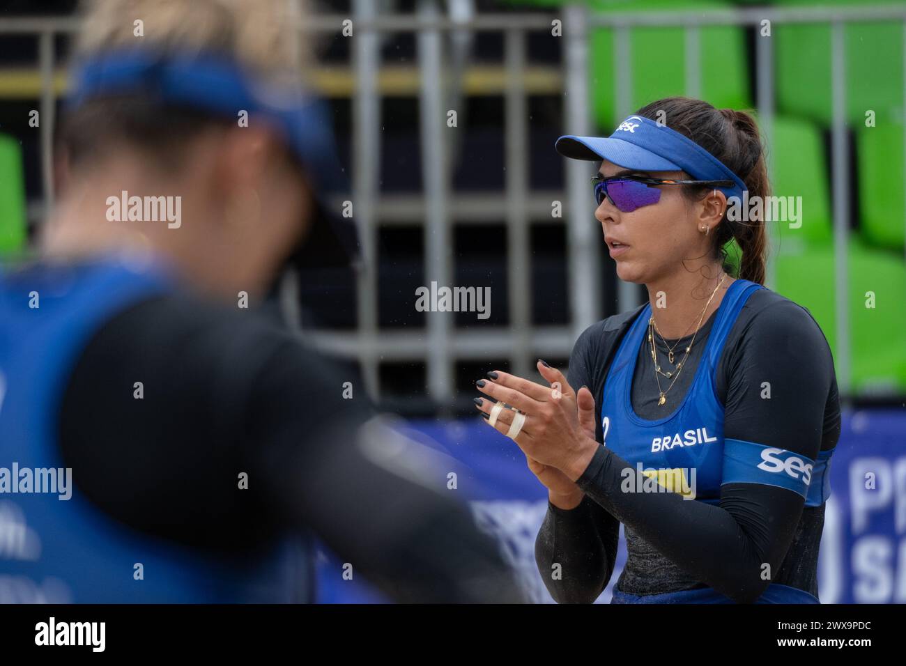 Saquarema, Brésil. 28 mars 2024. Giulia (R) du Brésil réagit lors de la phase préliminaire féminine de qualification entre Cao Shuting/Zhu Lingdi de Chine et Natasha/Giulia du Brésil au World Beach volleyball Pro Tour Challenge 2024 à Saquarema, Brésil, le 28 mars 2024. Crédit : Wang Tiancong/Xinhua/Alamy Live News Banque D'Images