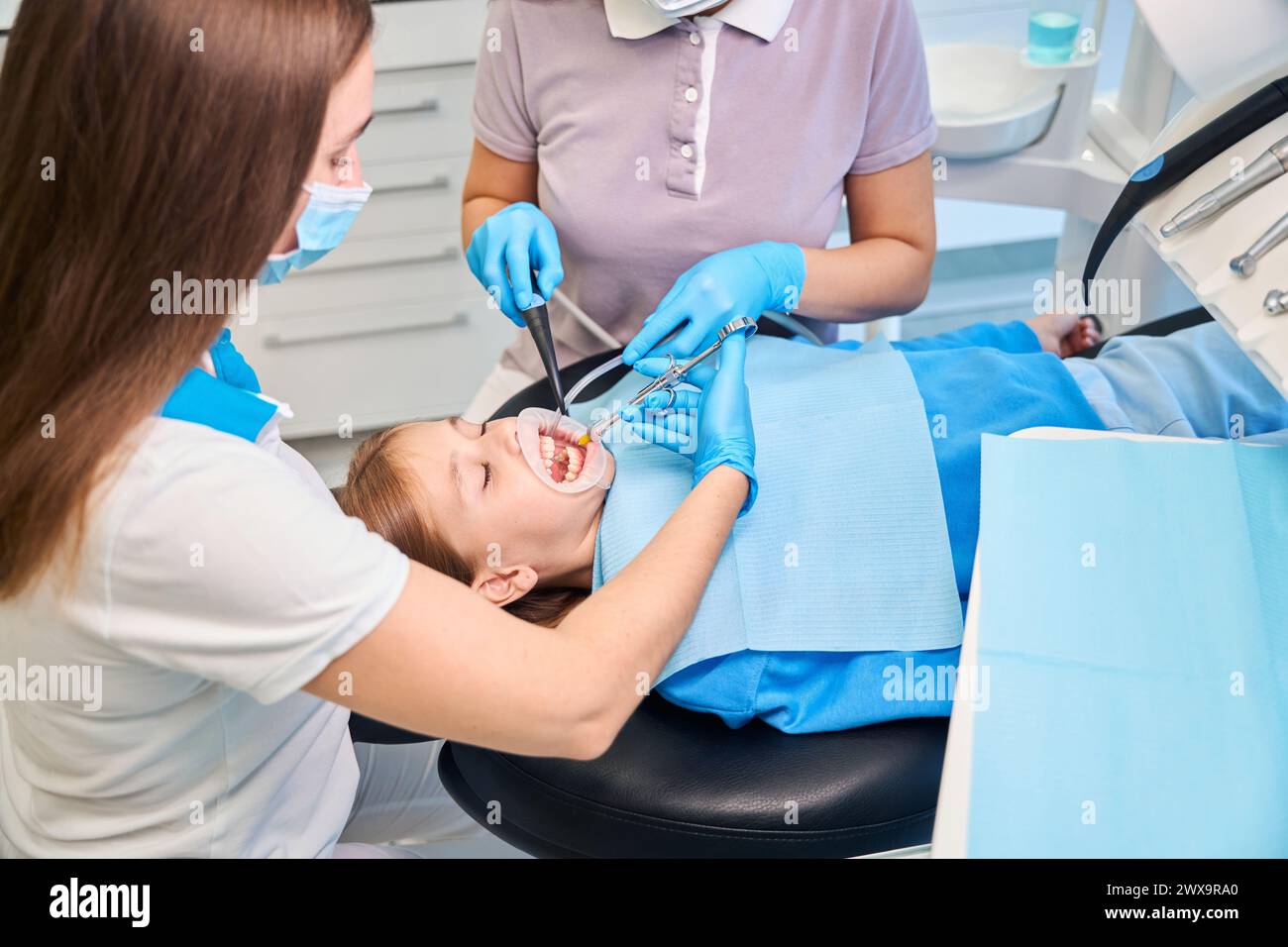 Médecin donne une injection avec un anesthésique aux gencives des filles Banque D'Images