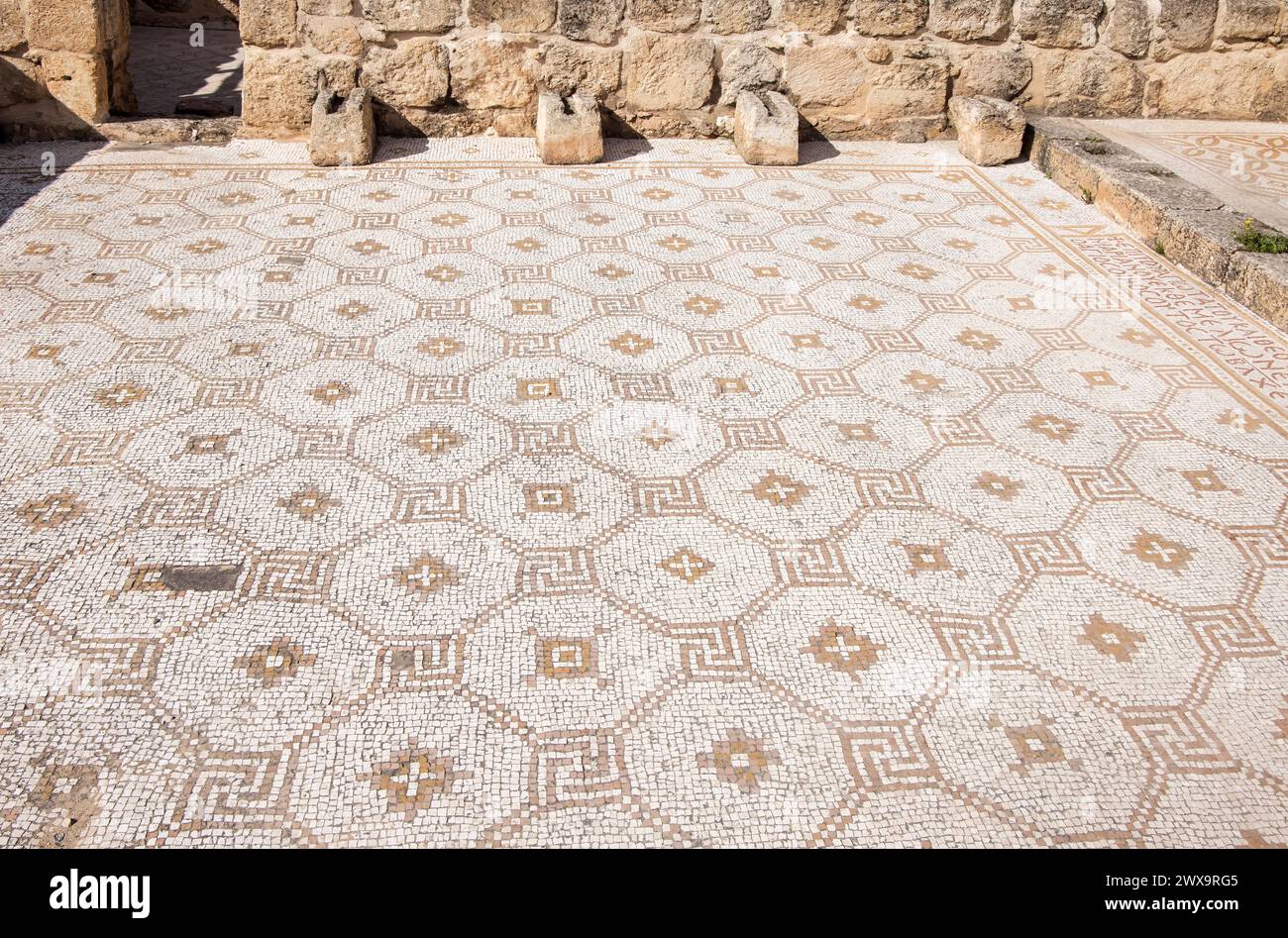 moasics dans l'église de marianos dans les ruines gréco romaines de jerash en jordanie Banque D'Images