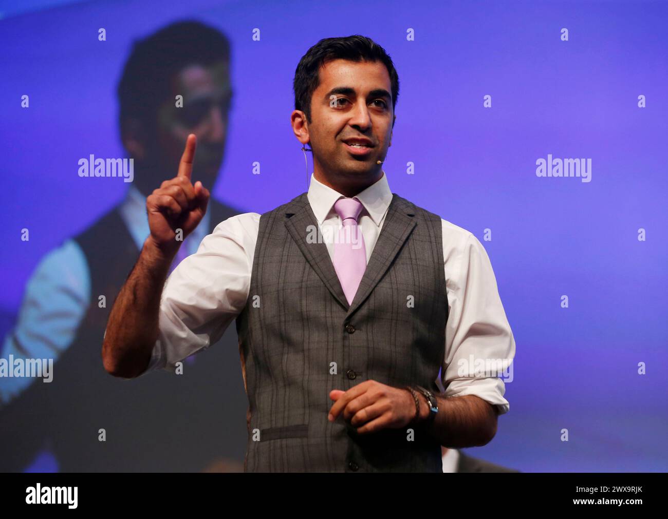 Photo du dossier datée du 16/10/15 de Humza Yousaf MSP lors de la conférence nationale SNP au Centre d’exposition et de conférence d’Aberdeen en Écosse. Humza monte au sommet de la politique écossaise a atteint son apogée le 27 mars de l'année dernière, mais ce qui a suivi n'a peut-être pas été à la hauteur de ses attentes. Date d'émission : vendredi 29 mars 2024. Banque D'Images