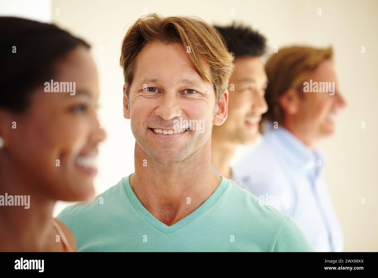 Homme, sourire et multiculturel en portrait, rangée et groupe pour les opportunités, la diversité et la recherche d'emploi. Les gens, heureux et fierté dans la ligne, la file d'attente et le sourire Banque D'Images