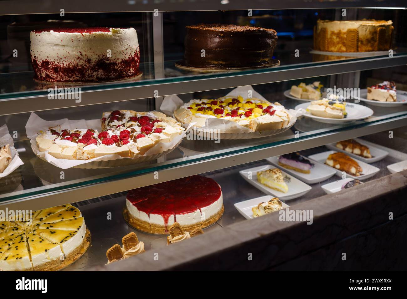Assortiment de gâteaux présentés dans un coffret en verre Banque D'Images