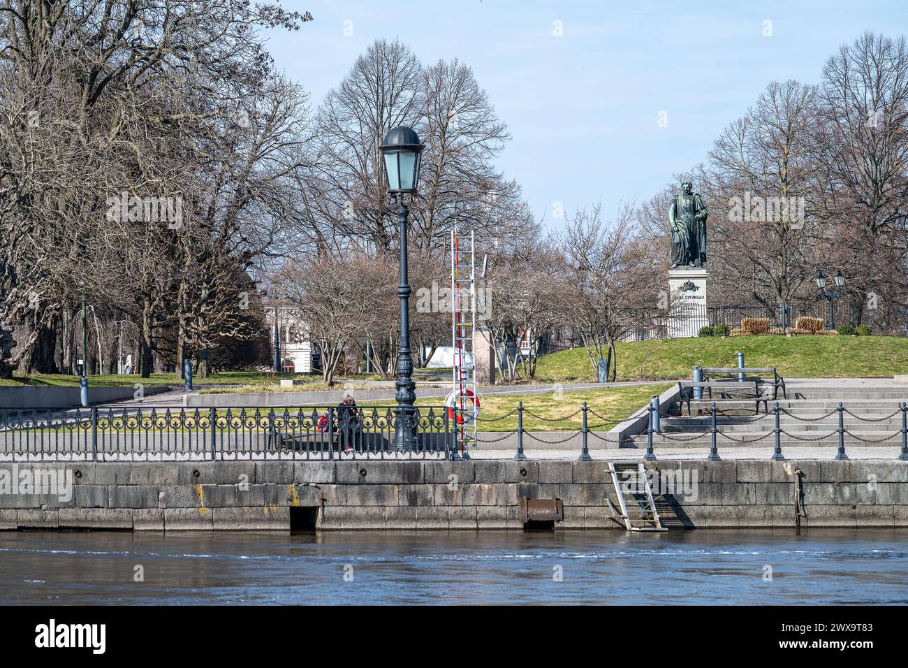 Carl Johans Park avec la statue du roi Karl XIV Johan au début du printemps à Norrköping, Suède. Norrköping est une ville industrielle historique de Suède. Banque D'Images