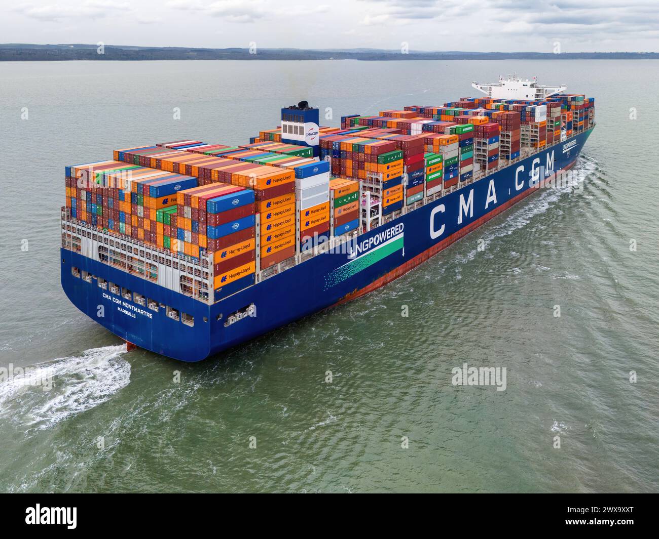 Une vue aérienne du navire porte-conteneurs Ultra large propulsé au GNL CMA CGM Montmatre en cours de route Banque D'Images