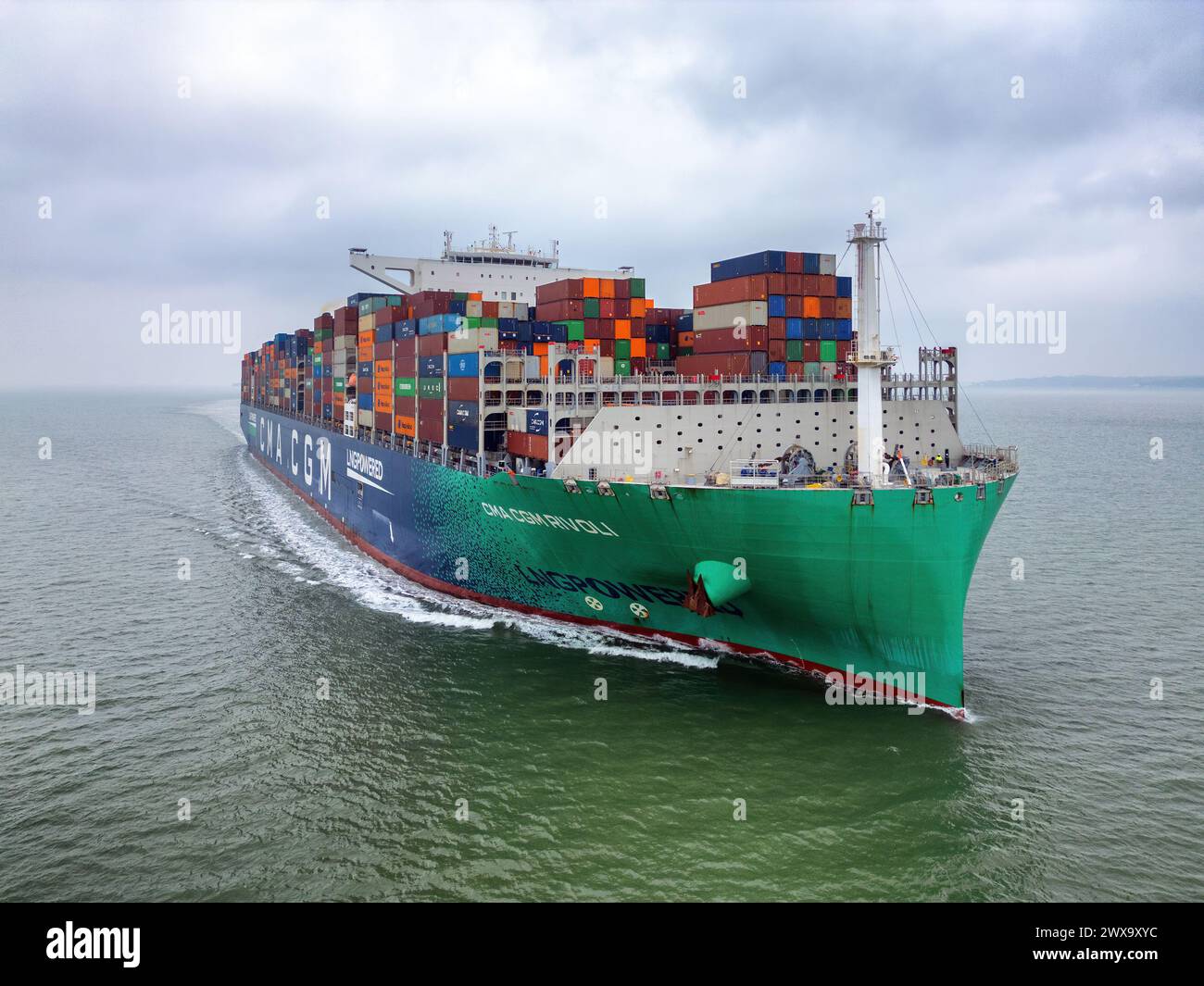 Une vue aérienne du navire porte-conteneurs Ultra large propulsé par GNL CMA CGM Rivoli en cours de route. Banque D'Images