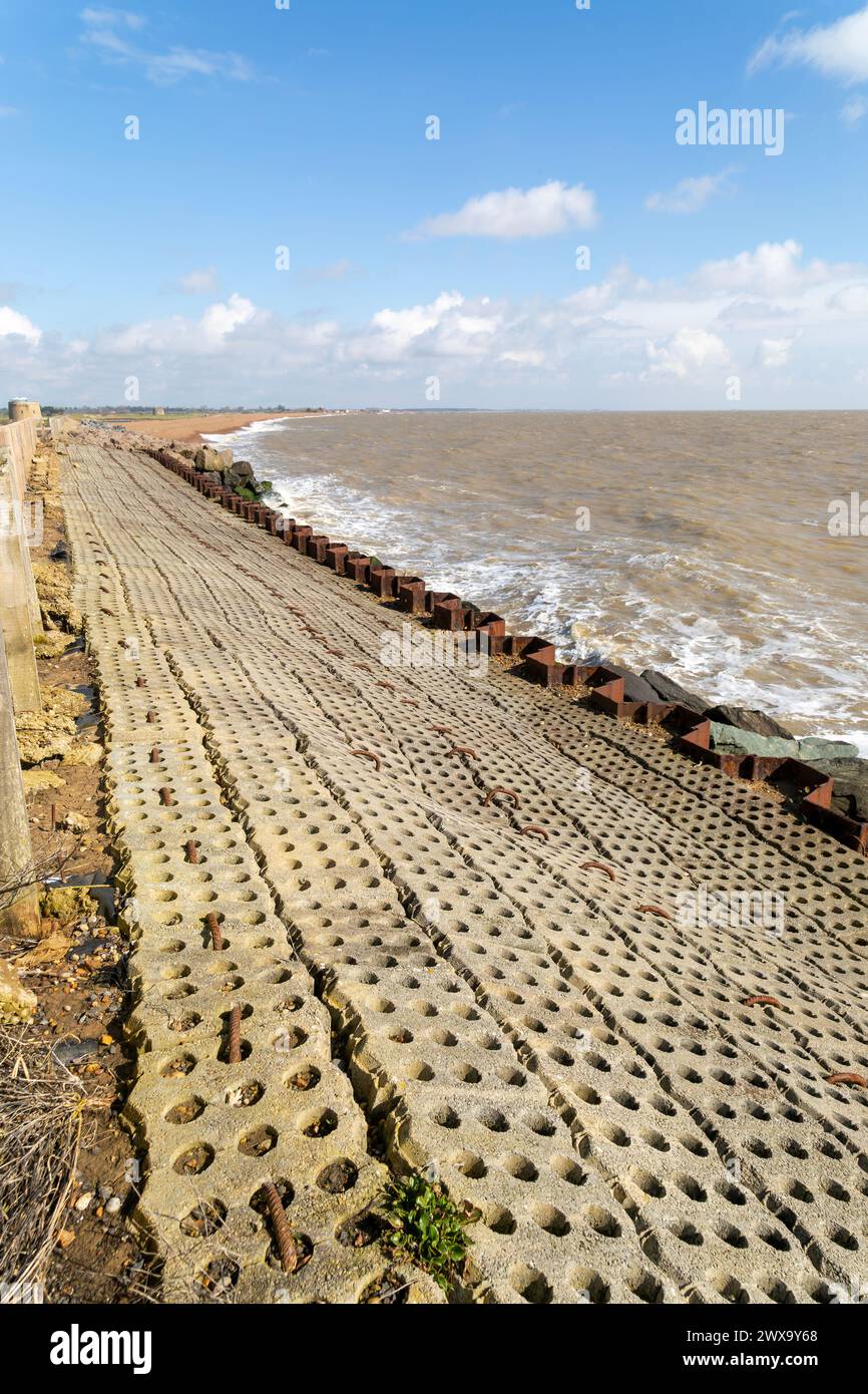 Défenses côtières côte de la mer du Nord à East Lane, Bawdsey, Suffolk, Angleterre, UK planches inclinées trous de drainage de surface en pierre Banque D'Images