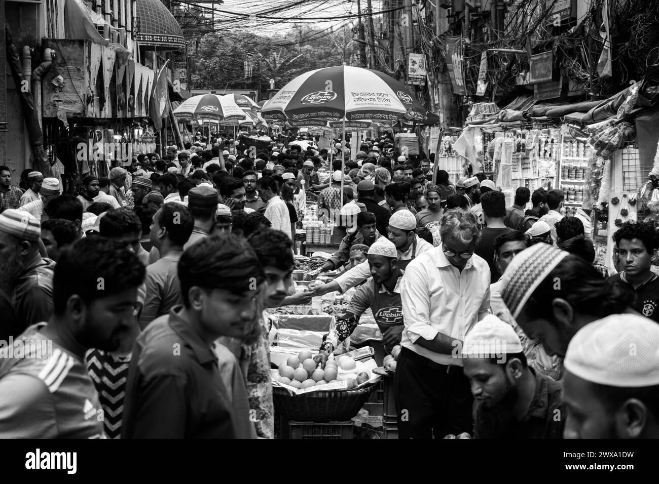 Chak Iftar Bazar, niché dans la vieille ville de Dacca, bourdonne d'énergie pendant le Ramadan. Cette image a été capturée le 24 mars 2024 à Dhaka, au Bangladesh. V Banque D'Images Chak Iftar Bazar, niché dans la vieille ville de Dacca, bourdonne d'énergie pendant le Ramadan. Cette image a été capturée le 24 mars 2024 à Dhaka, au Bangladesh. V Banque D'Images