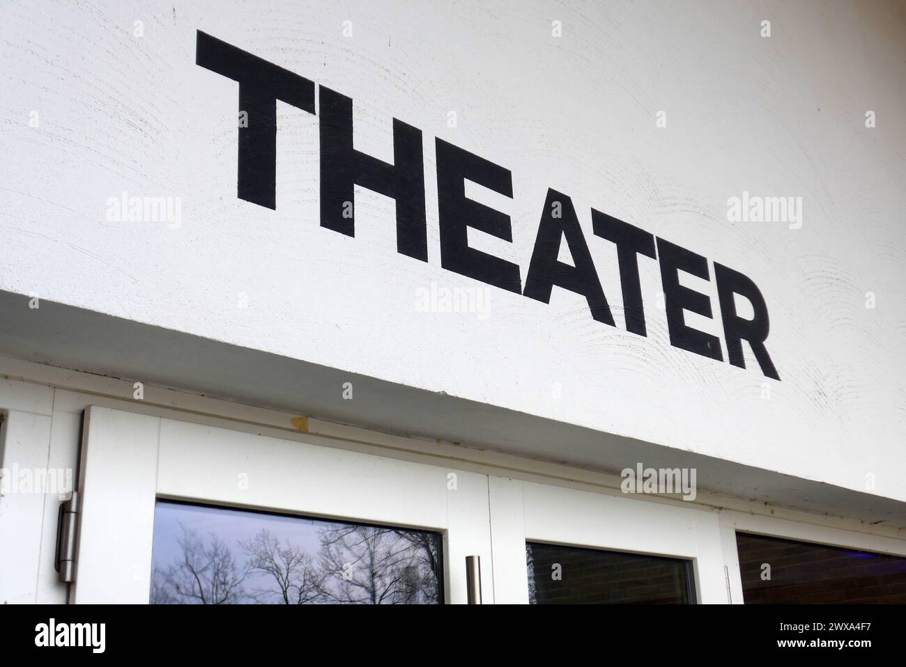 Eingang zum Theater der Bremer Shakespeare Company, die in einem Teil des früheren Gymnasiums und der heutigen Oberschule am Leibnizplatz residiert. DAS freie Privattheater wurde 1983 von sieben Schauspielern gegründet : Chris Alexander, Gabriele Blum, Hille Darjes, Rainer Iwersen, Renato Grünig, Norbert Kentrup et Dagmar Papula. Es Hat keinen Intendanten. DAS ensemble verwaltet sich selbst, alle Entscheidungen werden im Konsens getroffen. Organisiert ist es als gemeinnütziger eingetragener Verein. Auf dem Programm stehen vor allem Werke von William Shakespeare. *** Entrée au théâtre de Banque D'Images