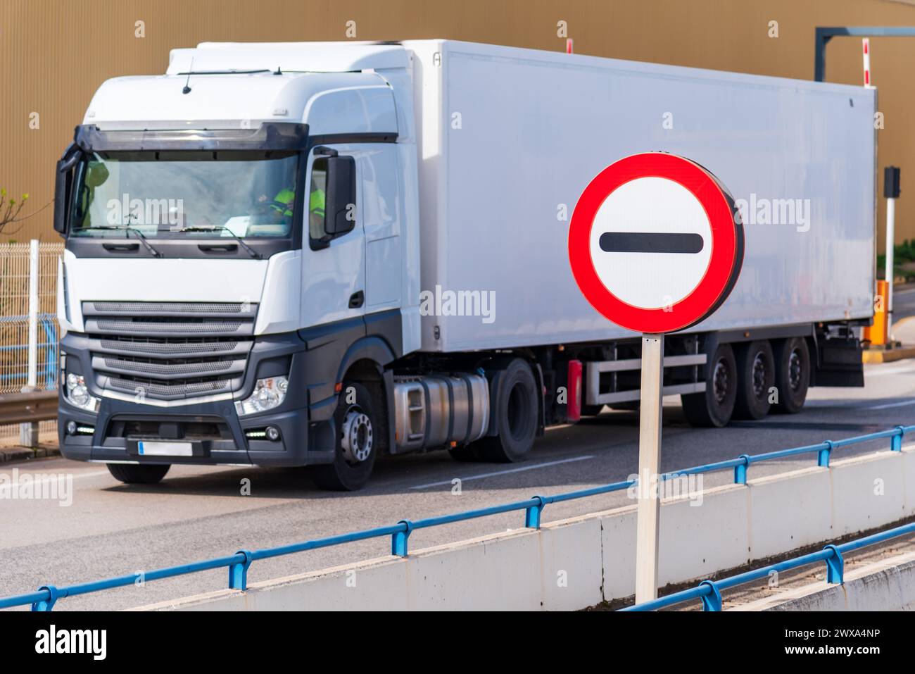 Camion frigorifique traversant une frontière. Banque D'Images