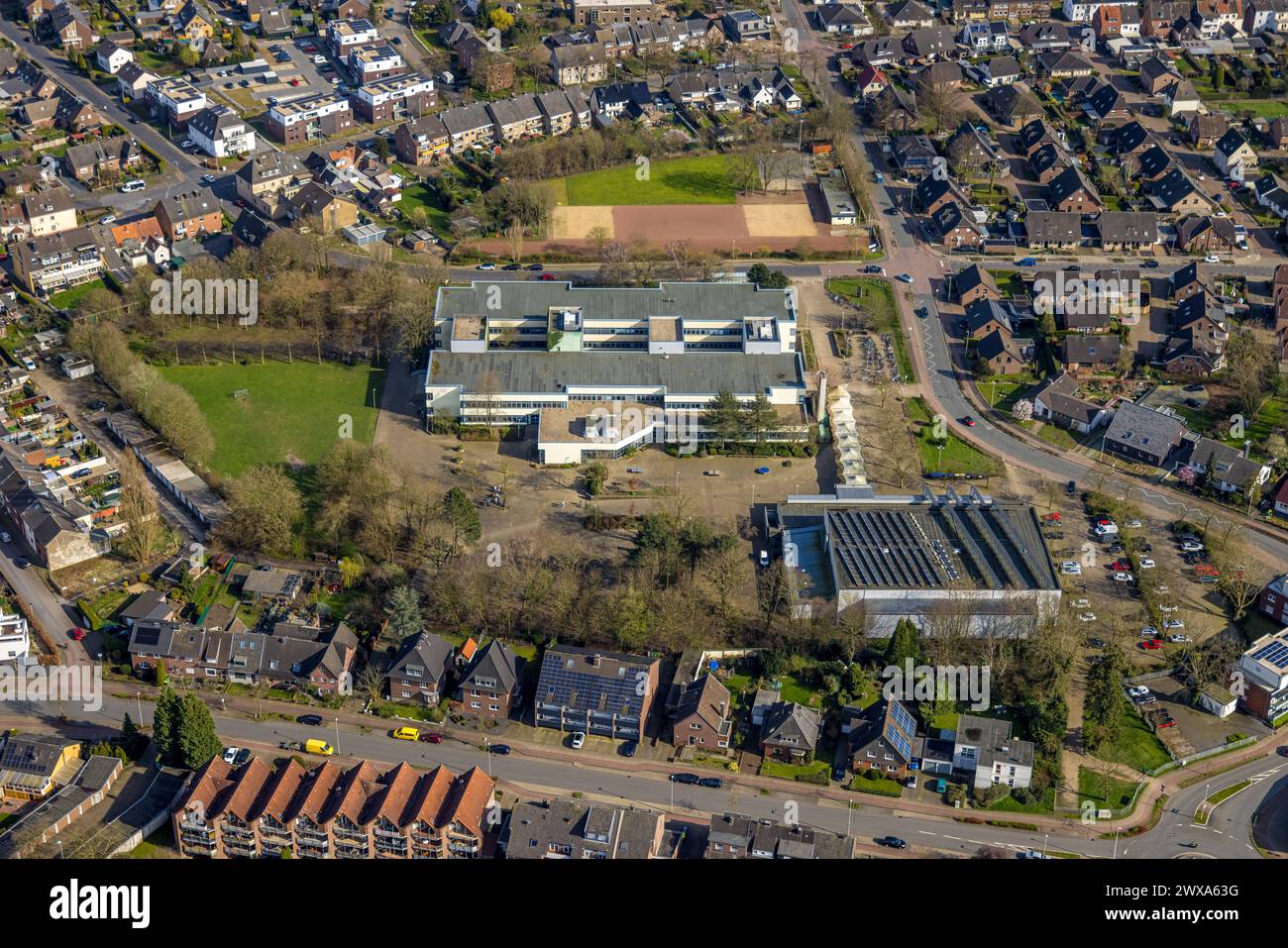 Luftbild, Städtisches Willibrord-Gymnasium mit Hansehalle, Emmerich, Emmerich am Rhein, Nordrhein-Westfalen, Deutschland ACHTUNGxMINDESTHONORARx60xEURO *** vue aérienne, Städtisches Willibrord Gymnasium with Hansehalle, Emmerich, Emmerich am Rhein, Rhénanie du Nord-Westphalie, Allemagne ATTENTIONxMINDESTHONORARx60x60xRO Banque D'Images