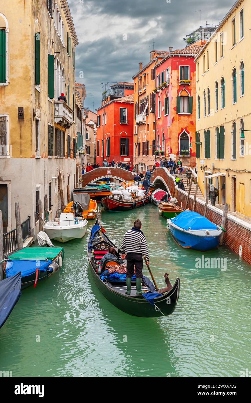 Canal vénitien typique avec gondole, Venise, Vénétie, Italie Banque D'Images