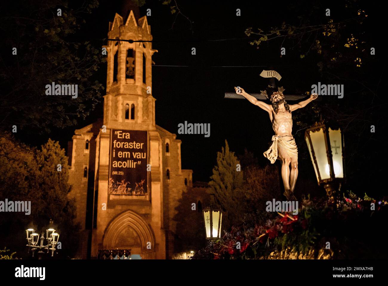 Santa Coloma de Gramenet, Espagne : le 28 mars 2024, la statue de Jésus-Christ est portée par des costaleros dans les rues de Santa Coloma de Gramenet, province de Barcelone, pour la procession du jeudi Saint pendant les célébrations de la semaine Sainte. Crédit : Jordi Boixareu/Alamy Live News Banque D'Images