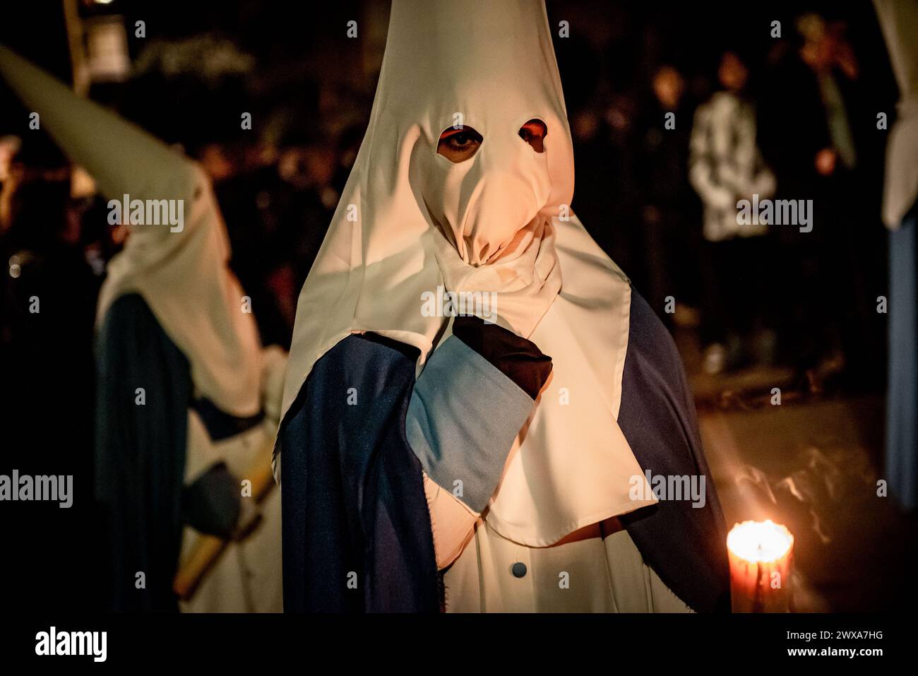 Santa Coloma de Gramenet, Espagne : le 28 mars 2024, Un pénitent cagoulé de la confrérie Veracruz prend part à la procession du jeudi Maundy tenue à Santa Coloma de Gramenet, province de Barcelone, pendant les célébrations de la semaine Sainte. Crédit : Jordi Boixareu/Alamy Live News Banque D'Images