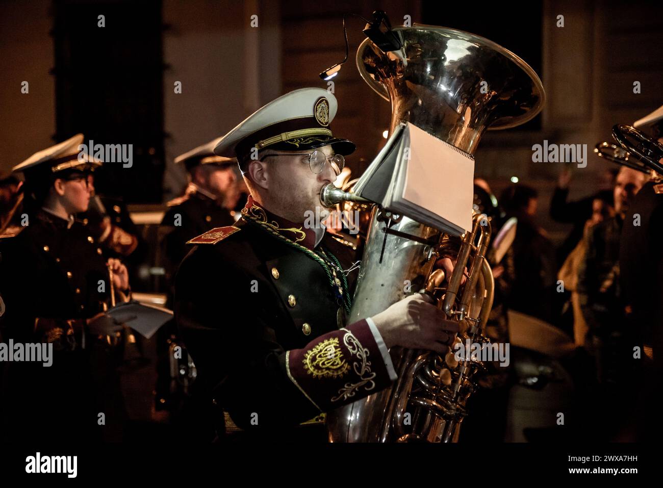 Santa Coloma de Gramenet, Espagne : le 28 mars 2024, Un musicien participe à la procession du jeudi Maundy à Santa Coloma de Gramenet, province de Barcelone, pendant les célébrations de la semaine Sainte. Crédit : Jordi Boixareu/Alamy Live News Banque D'Images