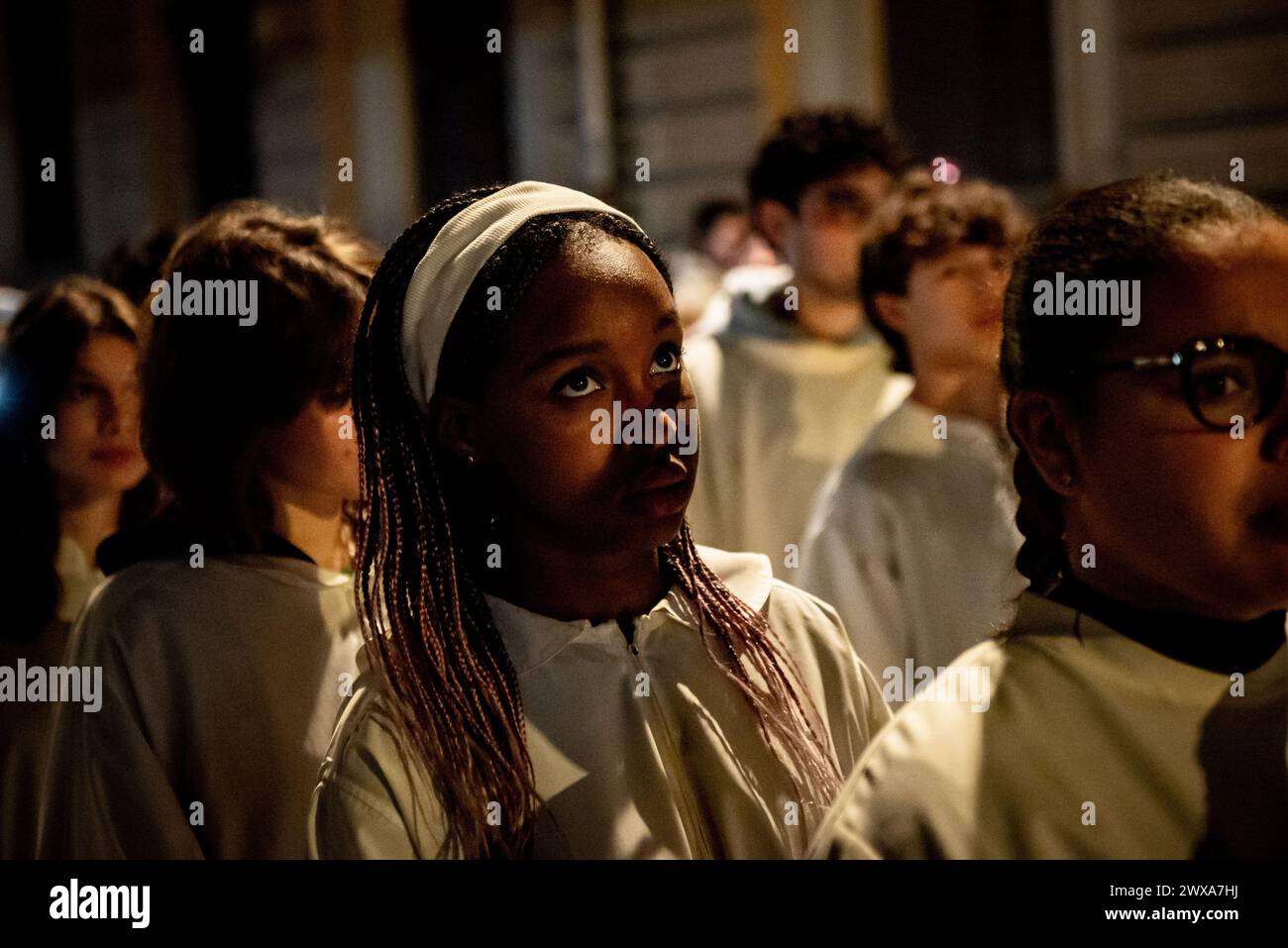 Santa Coloma de Gramenet, Espagne : le 28 mars 2024, une fille de l'autel regarde alors qu'elle prend part à la procession du jeudi Maundy tenue à Santa Coloma de Gramenet, province de Barcelone, pendant les célébrations de la semaine Sainte. Crédit : Jordi Boixareu/Alamy Live News Banque D'Images