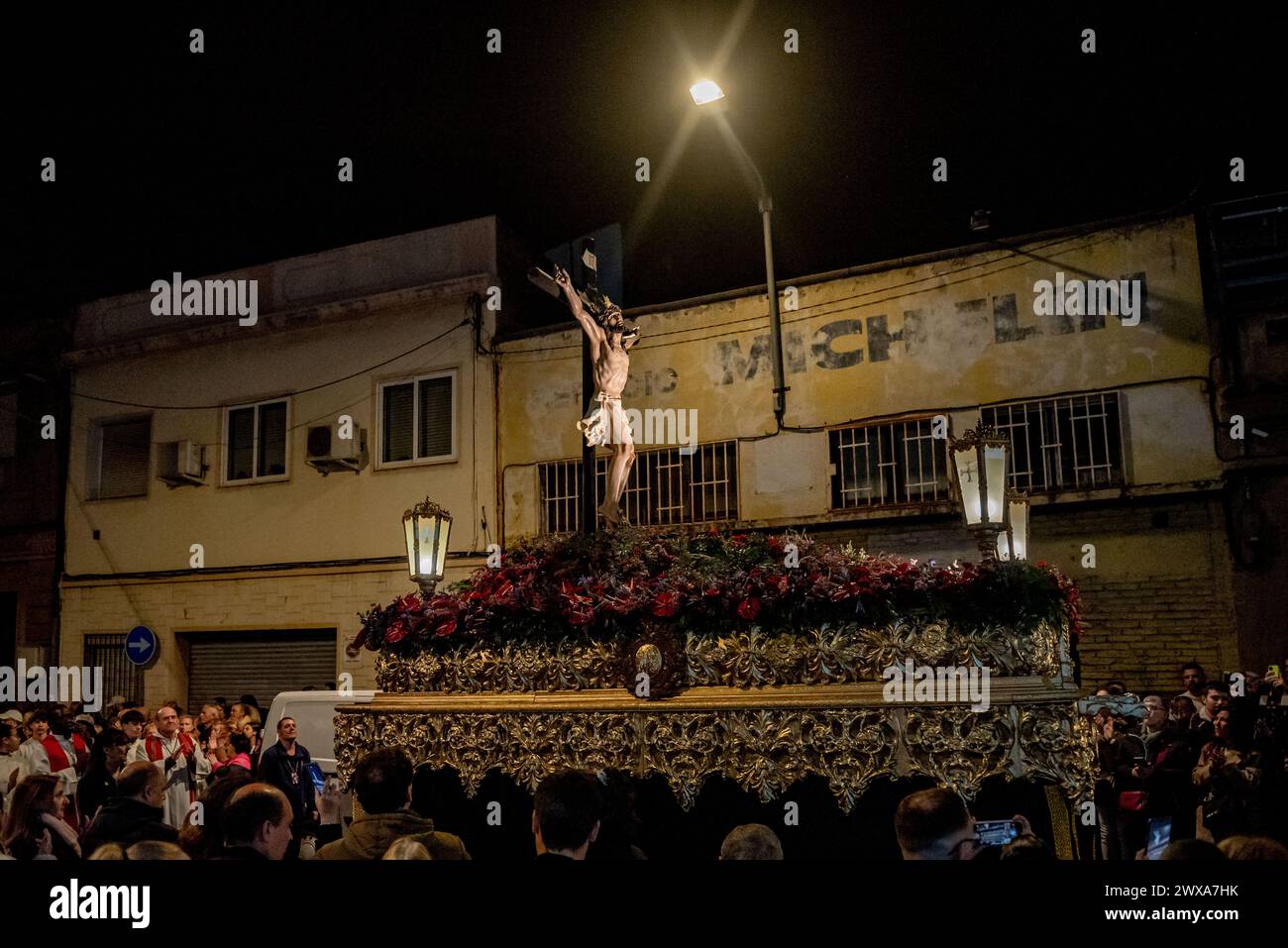 Santa Coloma de Gramenet, Espagne : le 28 mars 2024, la statue de Jésus-Christ est portée par des costaleros dans les rues de Santa Coloma de Gramenet, province de Barcelone, pour la procession du jeudi Saint pendant les célébrations de la semaine Sainte. Crédit : Jordi Boixareu/Alamy Live News Banque D'Images