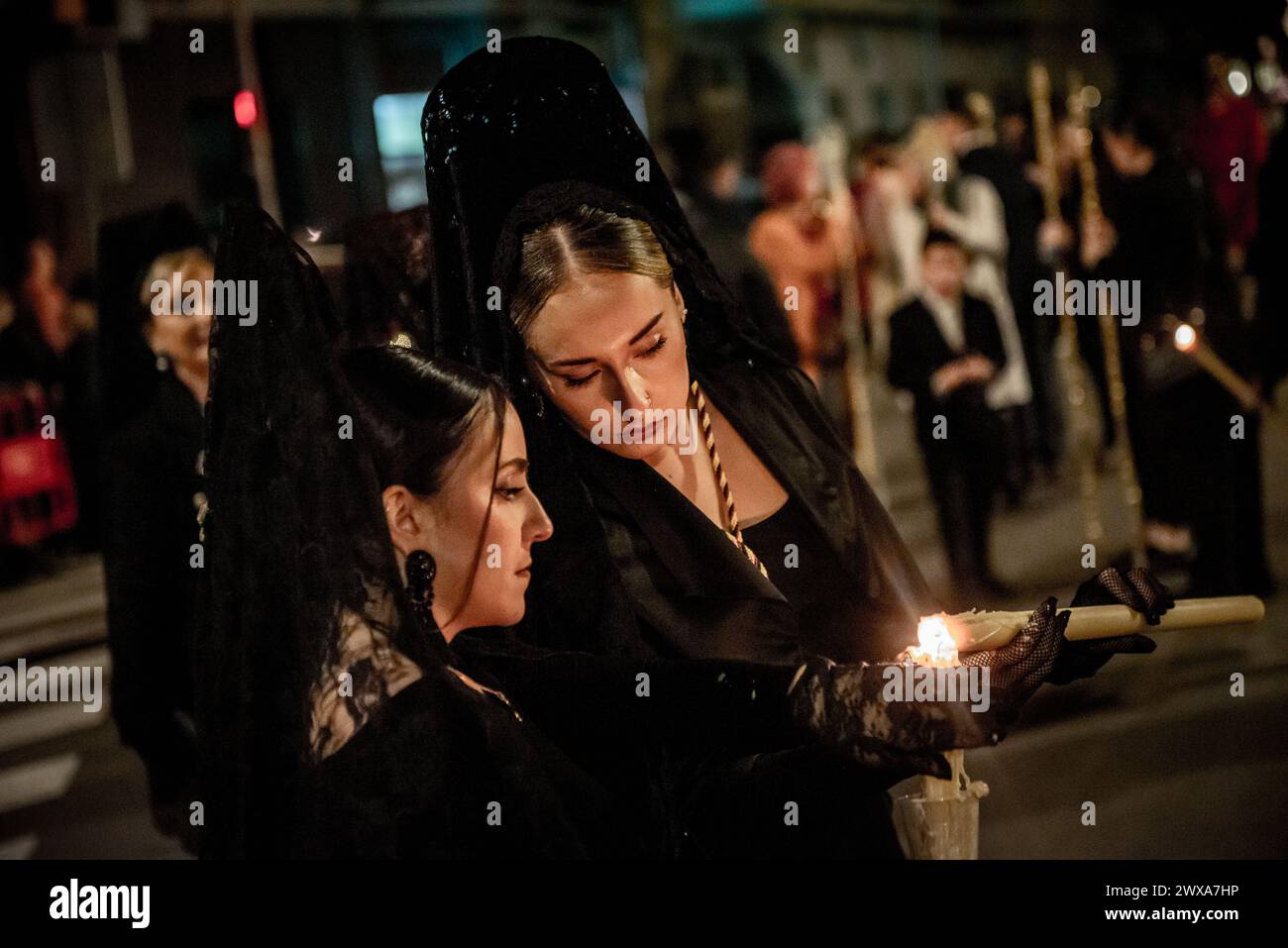 Santa Coloma de Gramenet, Espagne : le 29 mars 2024, femmes habillant le costume traditionnel la Mantilla participe à la procession du jeudi Maundy tenue à Santa Coloma de Gramenet, province de Barcelone, pendant les célébrations de la semaine Sainte. Crédit : Jordi Boixareu/Alamy Live News Banque D'Images
