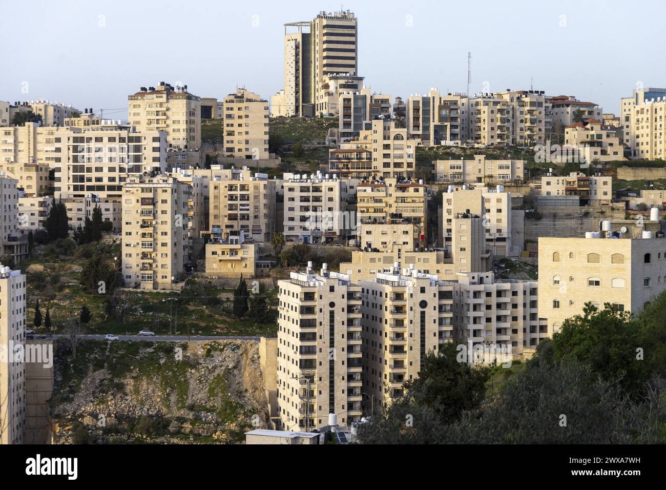 La ville de Ramallah en Cisjordanie photographiée le deuxième jour d’une mission diplomatique en Israël et dans les territoires palestiniens, jeudi 28 mars 2024. Elle appellera à un cessez-le-feu immédiat dans la guerre en cours d'Israël dans la bande de Gaza, à la libération des otages après l'attaque du Hamas en octobre, et à une solution à deux États. Selon le ministre, il y a encore de l'espoir pour un cessez-le-feu avant la fin du ramadan en avril. Elle réitérera également que la Belgique est disponible pour organiser une conférence préparatoire de paix. BELGA PHOTO NICOLAS MAETERLINCK Banque D'Images