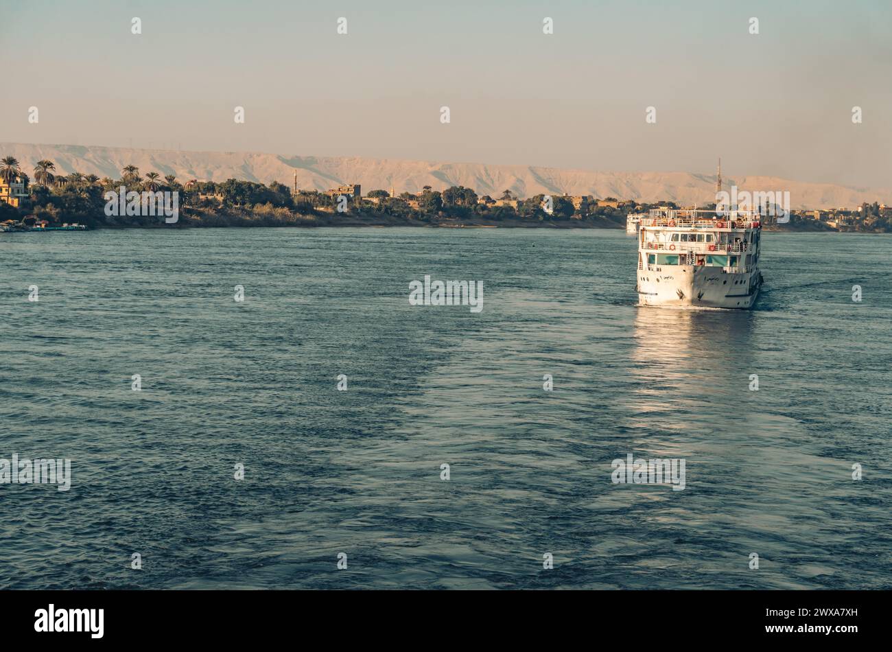 Paysage du fleuve Nil avec des bateaux touristiques Banque D'Images