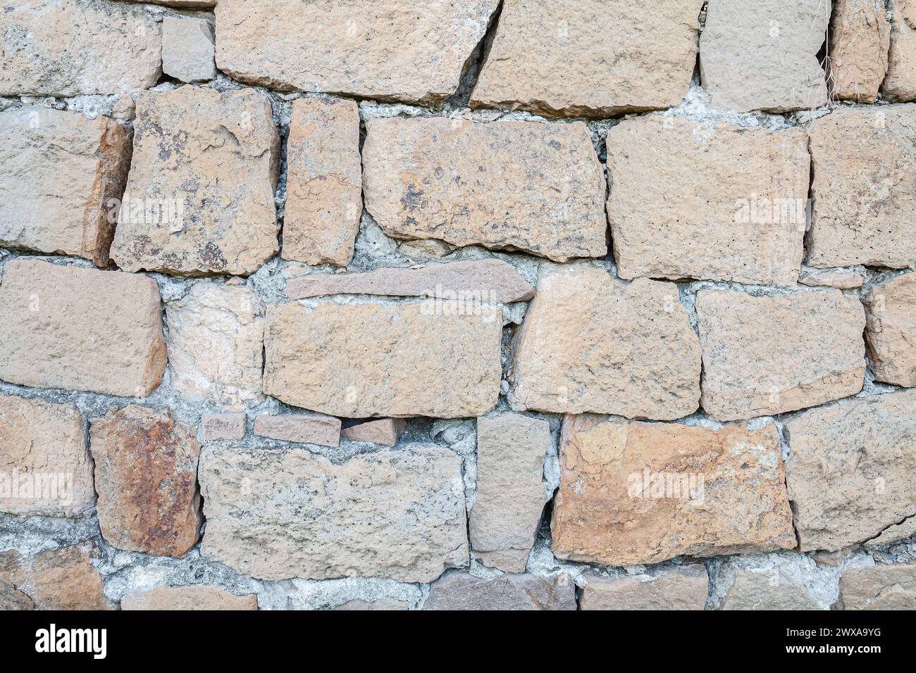 Revêtement mural en pierres disposées horizontalement. Mise au point sélective avec faible profondeur de champ. Banque D'Images
