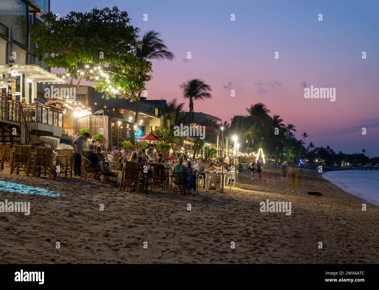 Repas de plage au crépuscule, Koh Samui, Thaïlande Banque D'Images