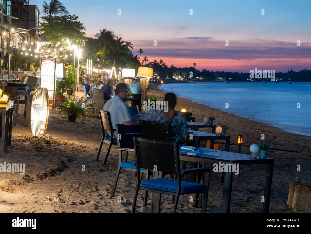 Repas de plage au crépuscule, Koh Samui, Thaïlande Banque D'Images