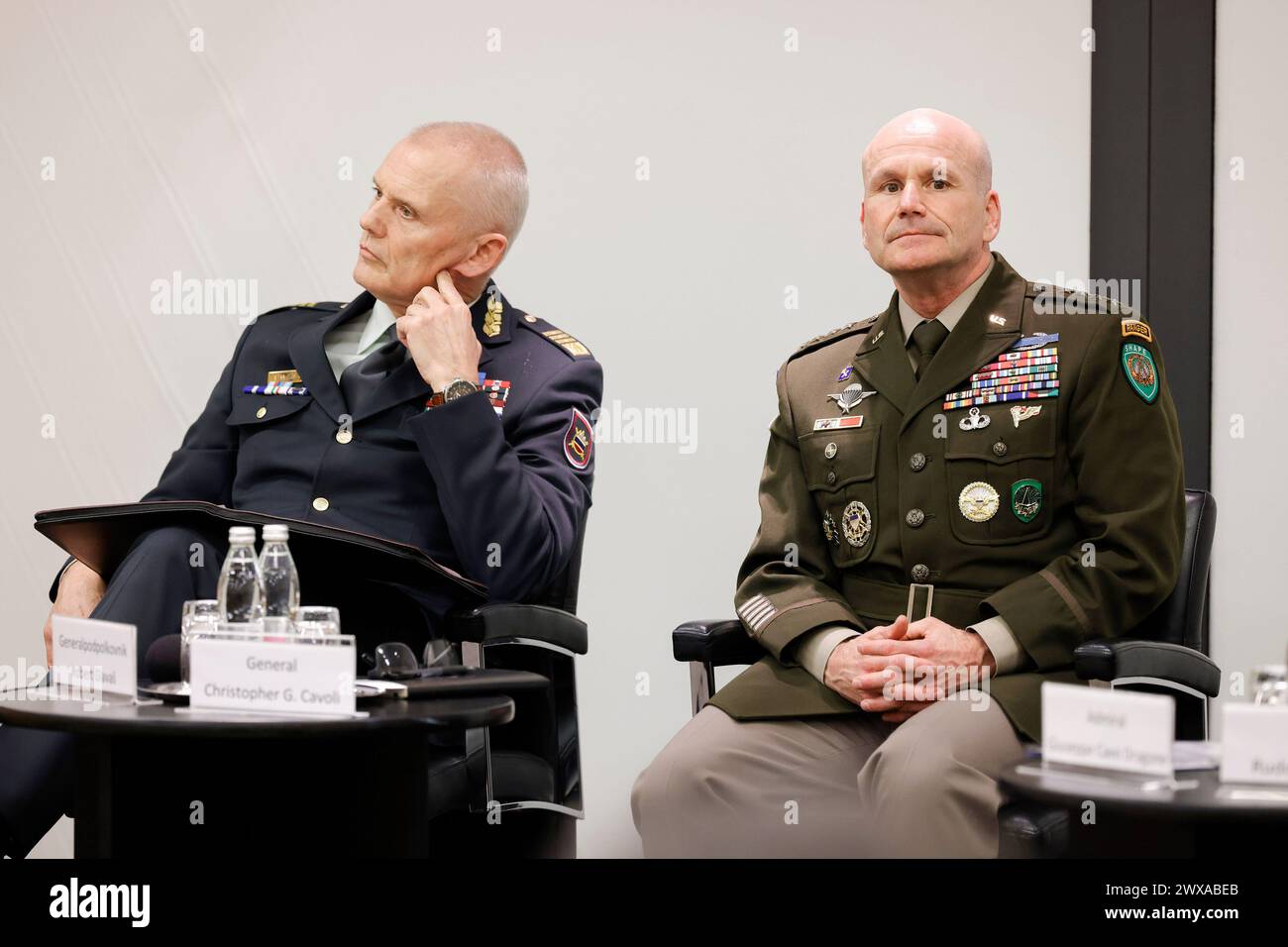 Le chef d'état-major des forces armées slovènes, le général de corps d'armée Robert Glavaš (à gauche) et le commandant suprême des forces alliées de l'OTAN en Europe, le général Christopher Cavoli (à droite), participent à une table ronde dans le cadre de la célébration du 20e anniversaire de l'entrée de la Slovénie dans l'OTAN à Brdo PRI Kranju. La Slovénie est devenue membre de l'OTAN le 29 mars 2004. Le 20e anniversaire a été marqué par une cérémonie officielle précédée de tables rondes portant sur des questions urgentes de sécurité mondiale et européenne. (Photo de Luka Dakskobler/SOPA images/Sipa USA) Banque D'Images