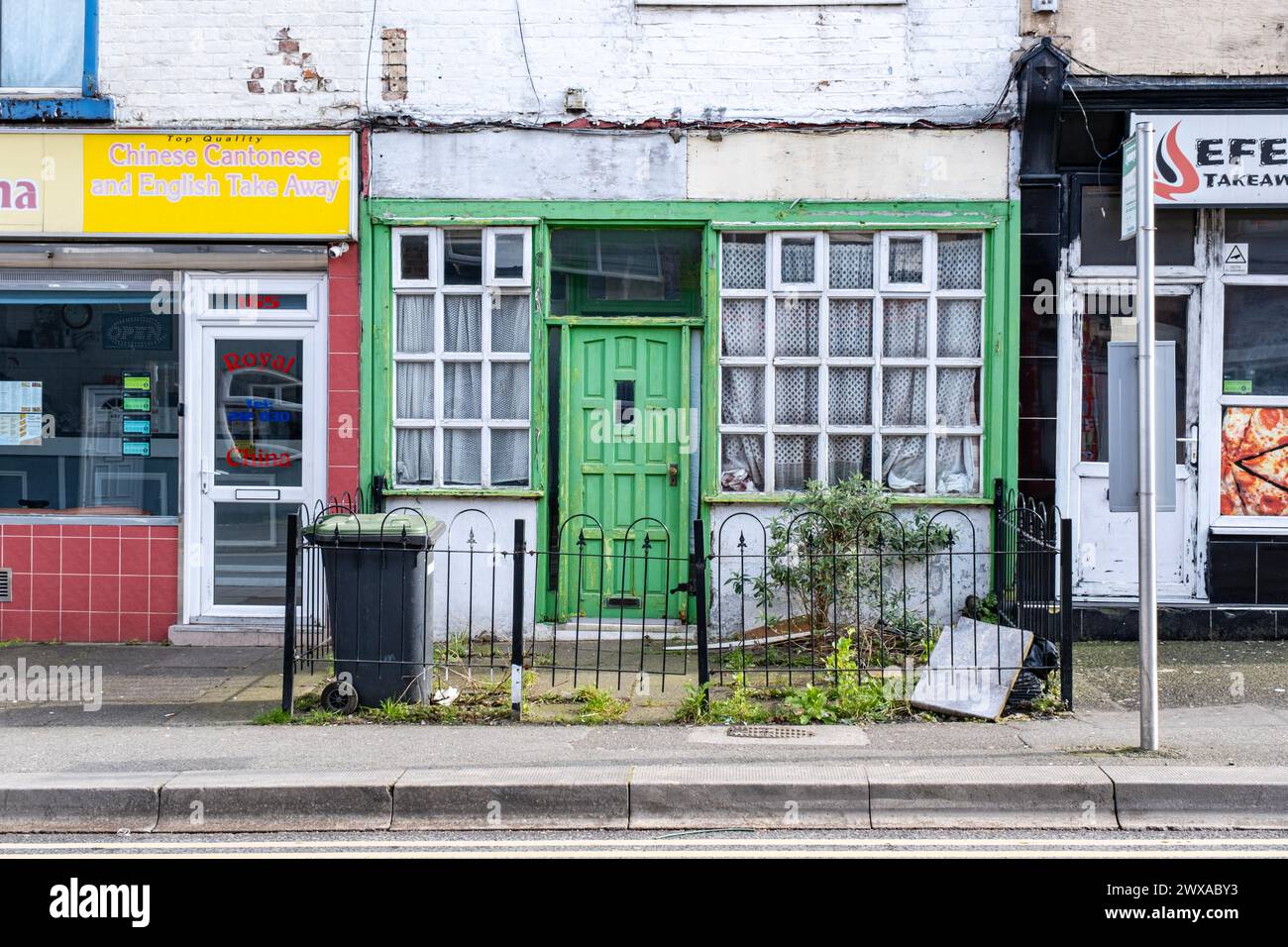 Vieille maison abandonnée dans une rue résidentielle à Crewe Royaume-Uni Banque D'Images
