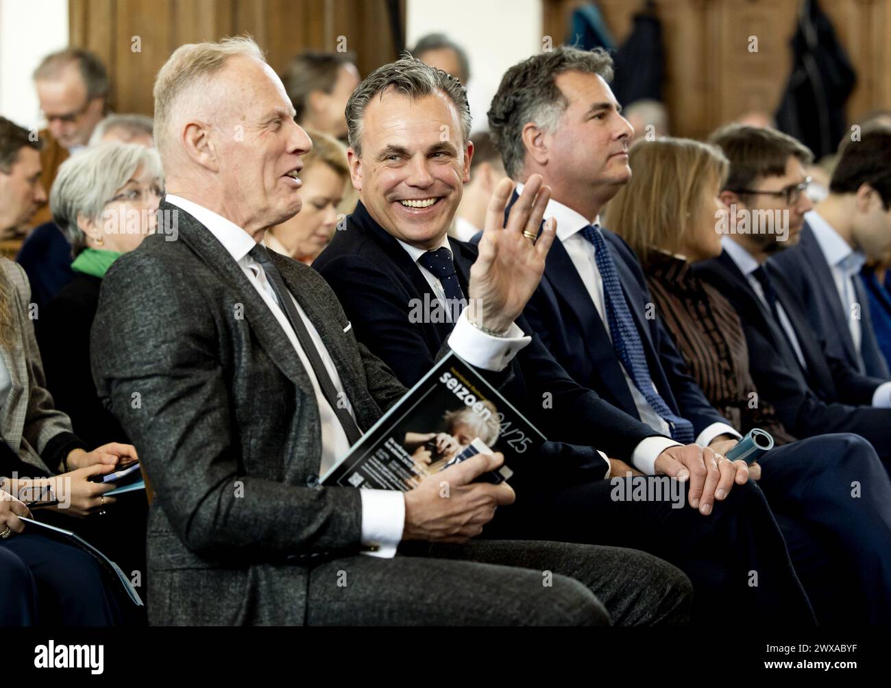 NAARDEN - le maire Han ter Heegde et Mark Harbers, ministre sortant des infrastructures et de la gestion de l'eau avant la représentation traditionnelle par la Société néerlandaise de Bach des dispositifs Matthew passion dans la Grote Kerk Naarden. L'oratorio de Bach est traditionnellement joué le vendredi Saint. ANP KOEN VAN WEEL pays-bas Out - belgique Out Banque D'Images