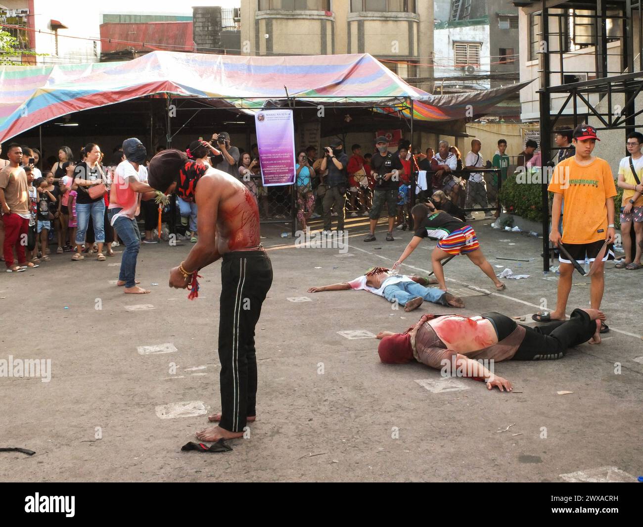 Navotas, Philippines. 29 mars 2024. (NOTE DE LA RÉDACTION : l'image contient du contenu graphique)les drapeaux vus gisaient sur le sol en attendant d'être pagayés jusqu'aux fesses. Dans leur façon de demander la repentance et le pardon pour leurs péchés, les flagellants fouettent leur dos en utilisant des bandes de bambou et se font pagayer jusqu'aux fesses le vendredi Saint. (Photo Josefiel Rivera/SOPA images/SIPA USA) crédit : SIPA USA/Alamy Live News Banque D'Images