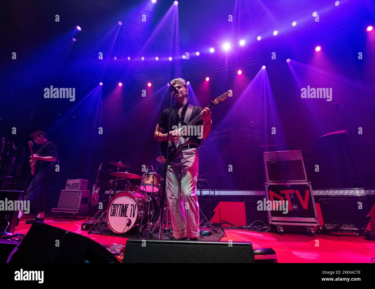 Londres, Royaume-Uni. 28 mars 2024. Daytime TV jouant en direct à Roundhouse, Londres le 28 mars 2024 Will Irvine , chanteur, guitare rythmique Daytime TV est un groupe de rock écossais. DAYTIME TV a d'abord commencé sa vie en tant que puissance écossaise acclamée par la critique Hunter & The Bear, mais s'est rebaptisée en '21 après le départ de son co-fondateur. Ils sortent leur premier album Nothing's on but Everybody's Watching en '22 et ont un nouvel EP Island qui sort dans deux mois. Banque D'Images