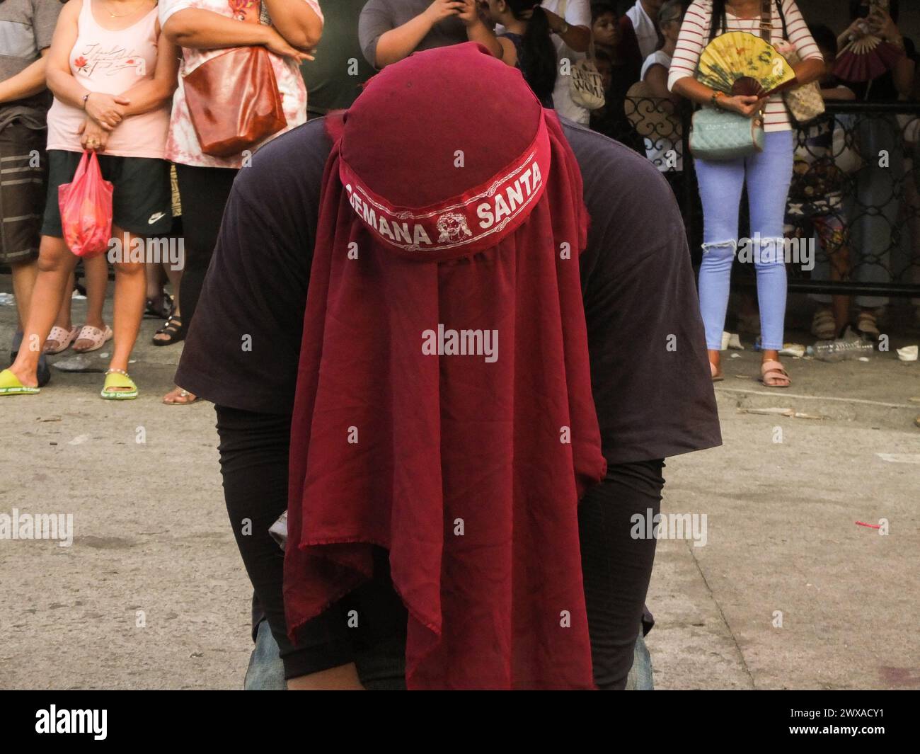 Navotas, Philippines. 29 mars 2024. Un flagellant vu portant un bandeau avec le mot « SEMANA SANTA » ou semaine Sainte. Dans leur façon de demander la repentance et le pardon pour leurs péchés, les flagellants fouettent leur dos en utilisant des bandes de bambou et se font pagayer jusqu'aux fesses le vendredi Saint. Crédit : SOPA images Limited/Alamy Live News Banque D'Images