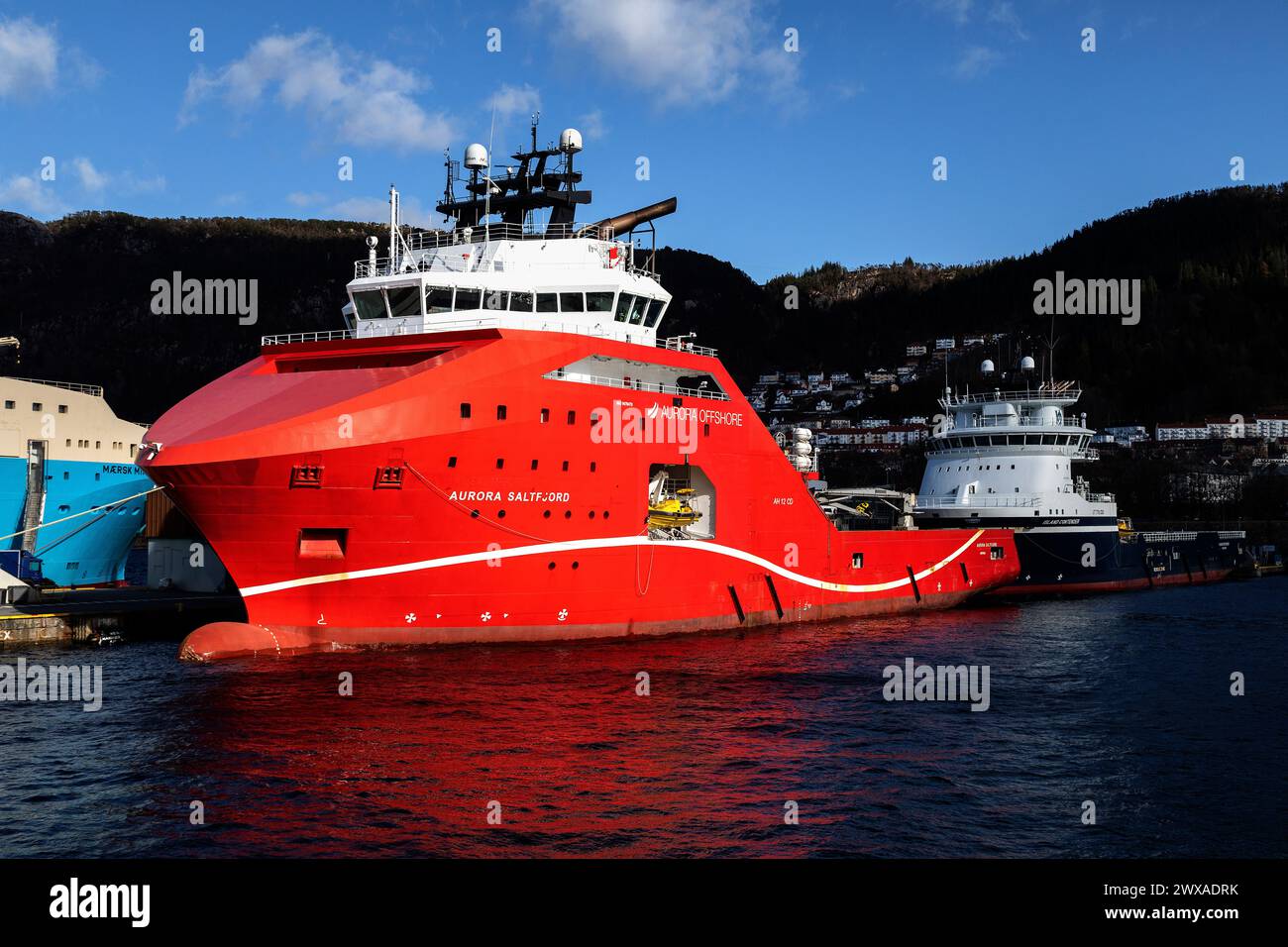 Navire de ravitaillement offshore AHTS Aurora Saltfjord, au quai Skolten à bergen, Norvège. Ravitailleur Island Contender en arrière-plan Banque D'Images