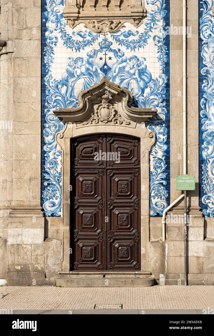 Une porte posée contre la façade carrelée bleue et blanche de l'église Igreja do Carmo, Porto, Portugal Banque D'Images