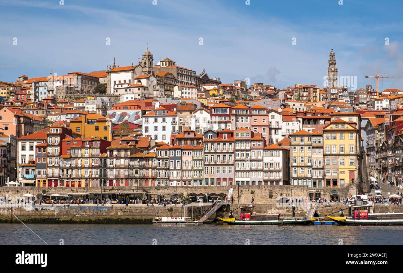 Vue sur le quartier animé de Ribeira et le fleuve Douro, Porto, Portugal Banque D'Images