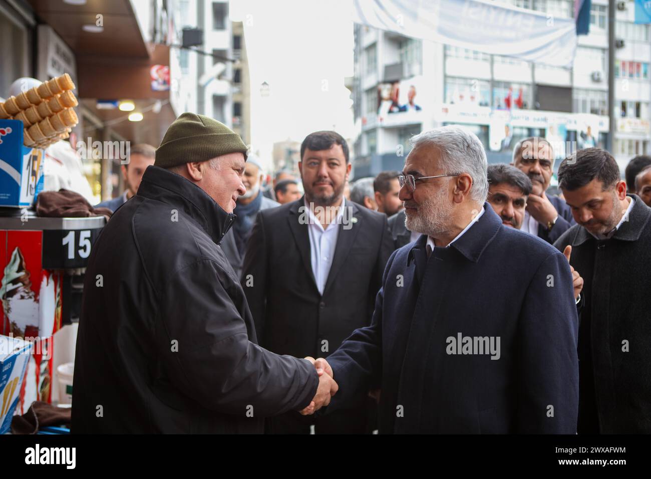 Gaziantep, Turkiye. 27 mars 2024. Gaziantep, Turkiye. 28 mars 2024. La chef du parti Hur Dava, Zekeriya YapÄ±cÄ±oÄŸlu, visite les marchés et les commerces locaux dans le centre de Gaziantep, dans le cadre de la campagne électorale pour les prochaines élections municipales de Turkiye. Zekeriya YapÄ±cÄ±oÄŸlu est une femme politique turco-kurde et avocate qui dirige le Parti islamiste kurde de cause libre, qui à Turkiye est connu sous le nom de Parti Hur Dava ou Huda par (crédit image : © Muhammad Ata/IMAGESLIVE via ZUMA Press Wire) USAGE ÉDITORIAL SEULEMENT! Non destiné à UN USAGE commercial ! Banque D'Images