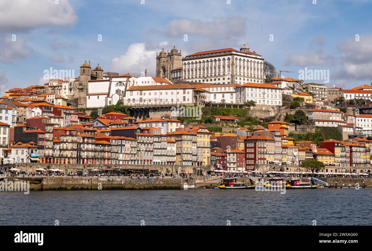 Vue sur le quartier animé de Ribeira et le fleuve Douro, Porto, Portugal Banque D'Images