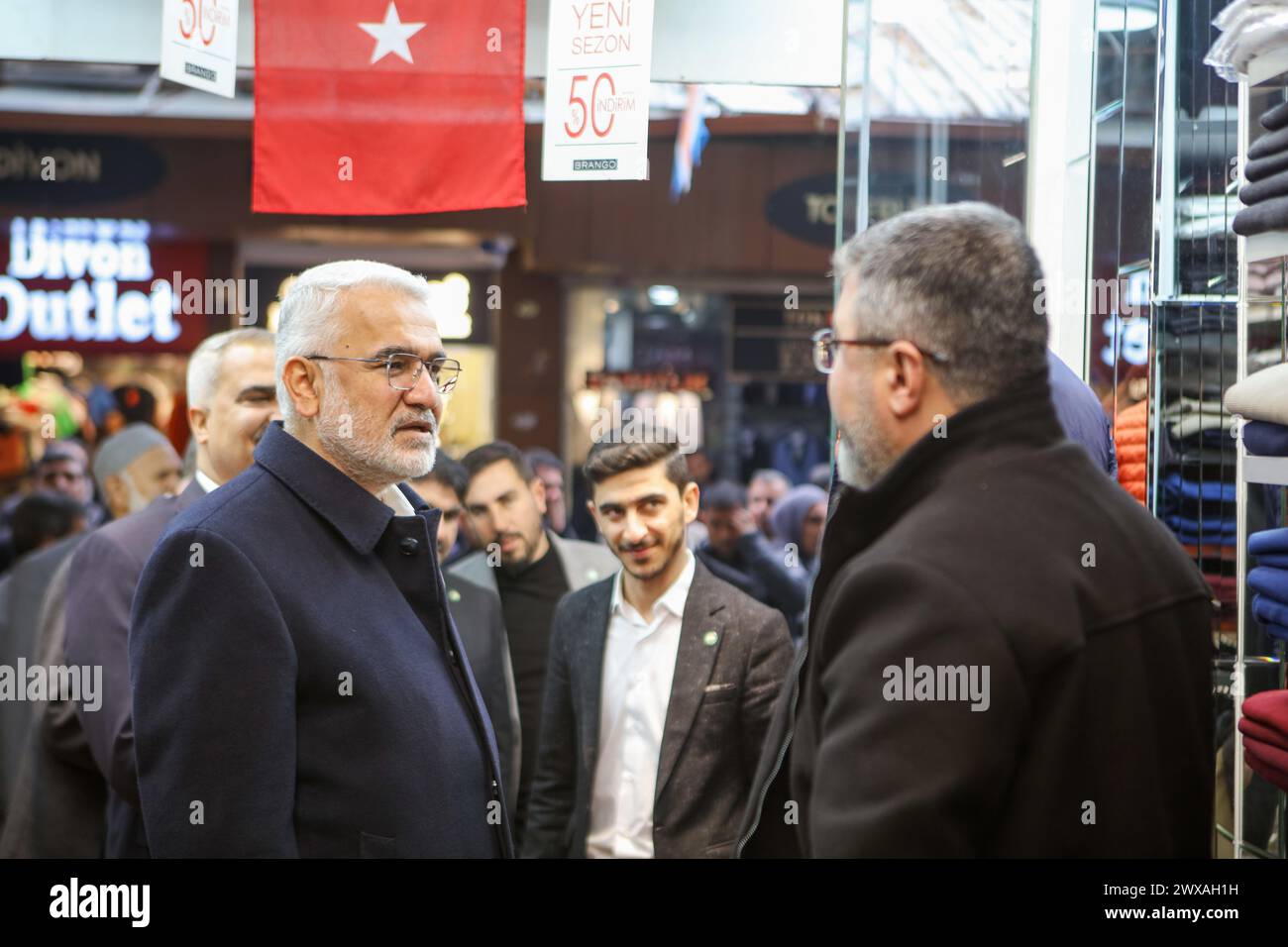 Gaziantep, Turkiye. 27 mars 2024. Gaziantep, Turkiye. 28 mars 2024. La chef du parti Hur Dava, Zekeriya YapÄ±cÄ±oÄŸlu, visite les marchés et les commerces locaux dans le centre de Gaziantep, dans le cadre de la campagne électorale pour les prochaines élections municipales de Turkiye. Zekeriya YapÄ±cÄ±oÄŸlu est une femme politique turco-kurde et avocate qui dirige le Parti islamiste kurde de cause libre, qui à Turkiye est connu sous le nom de Parti Hur Dava ou Huda par (crédit image : © Muhammad Ata/IMAGESLIVE via ZUMA Press Wire) USAGE ÉDITORIAL SEULEMENT! Non destiné à UN USAGE commercial ! Banque D'Images