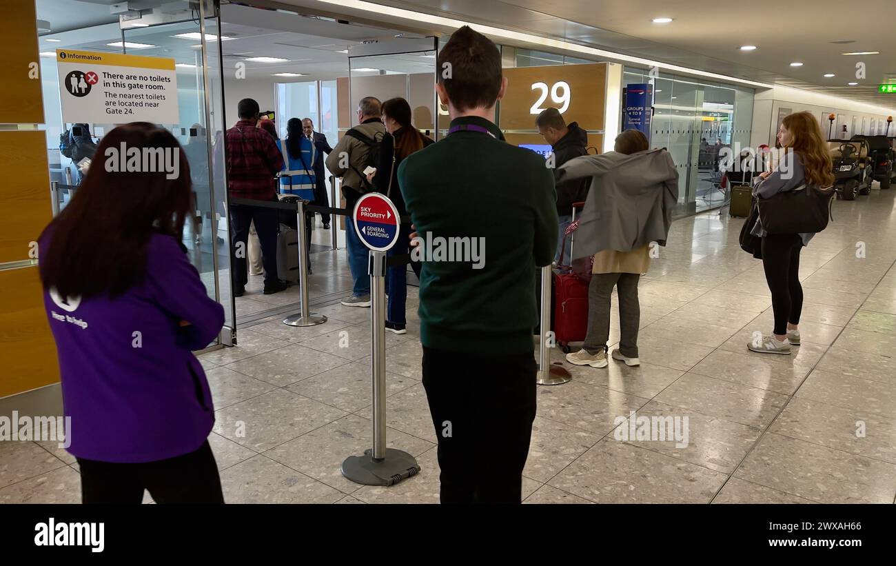 Londres, Royaume-Uni : 26 mars 2024 : passagers en attente d'embarquement à la porte d'embarquement du terminal de l'aéroport Banque D'Images
