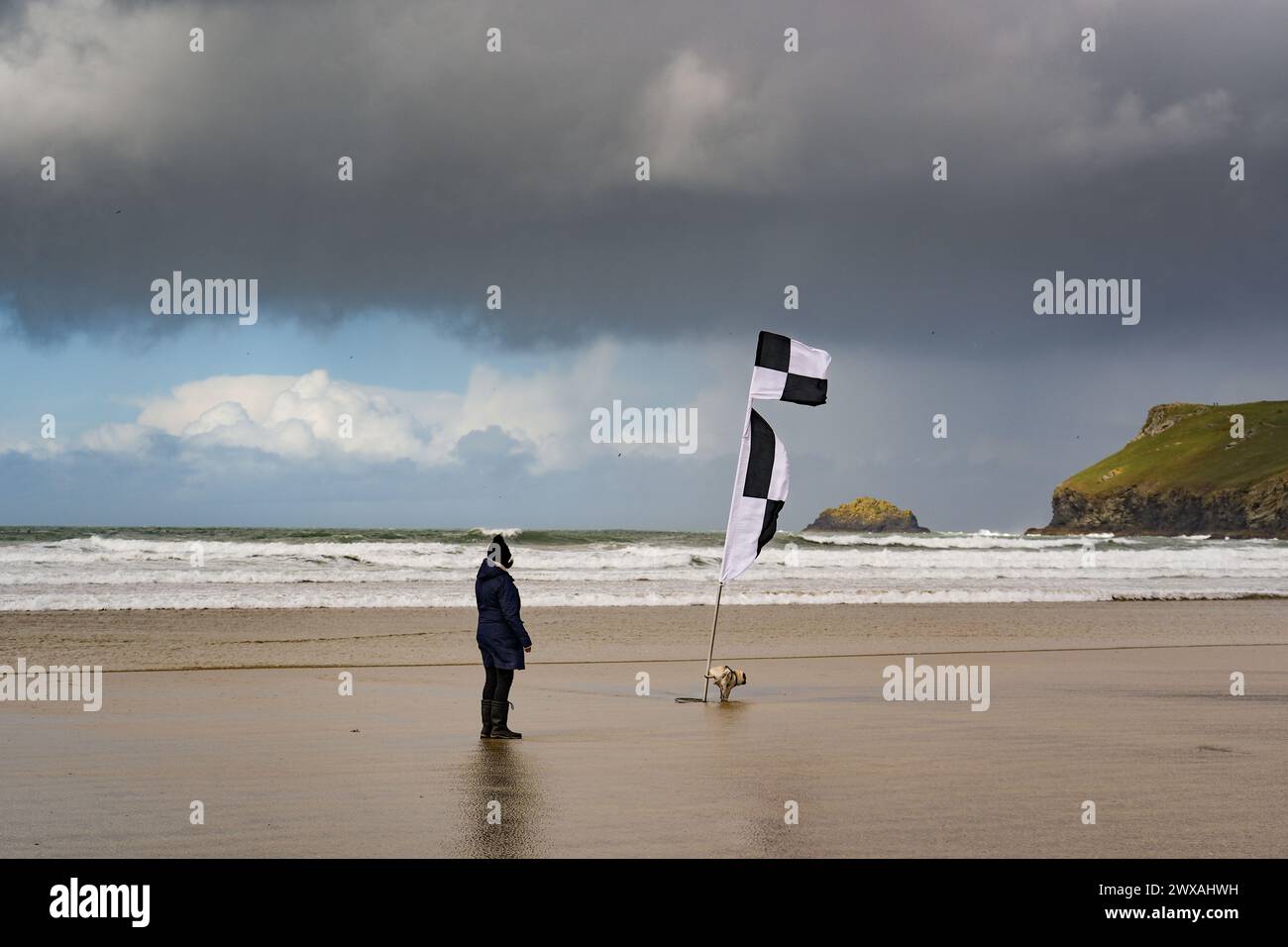 Polzeath, Cornouailles, Royaume-Uni. 29 mars 2024. Météo britannique. Il y avait encore des vents forts et quelques douches pour le vendredi de Pâques pour les visiteurs de la plage de Polzeath., qui était calme pour un jour férié. Crédit Simon Maycock / Alamy Live News. Banque D'Images