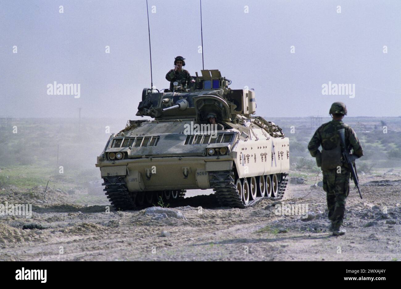 25 mars 1991 Un véhicule de combat Bradley de l'armée américaine de la 5ème division blindée dans le nord du Koweït. Banque D'Images